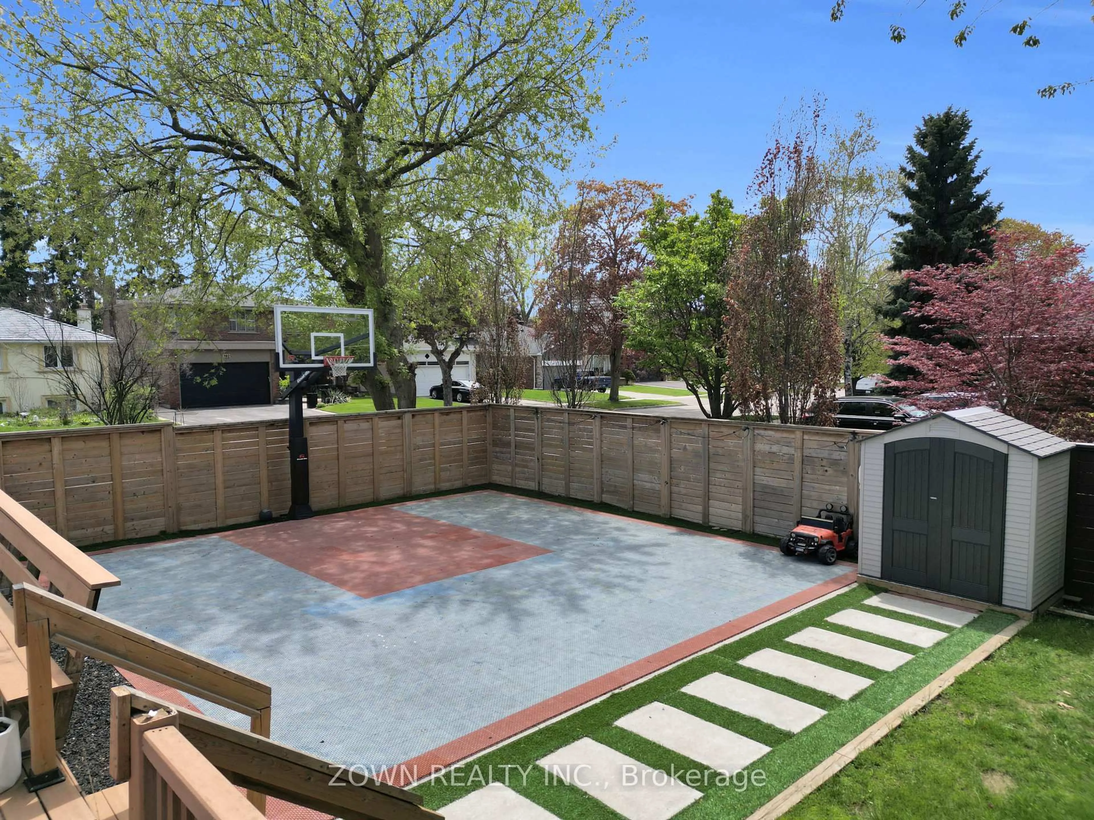 Patio, street for 2330 Edenhurst Dr, Mississauga Ontario L5A 2K9