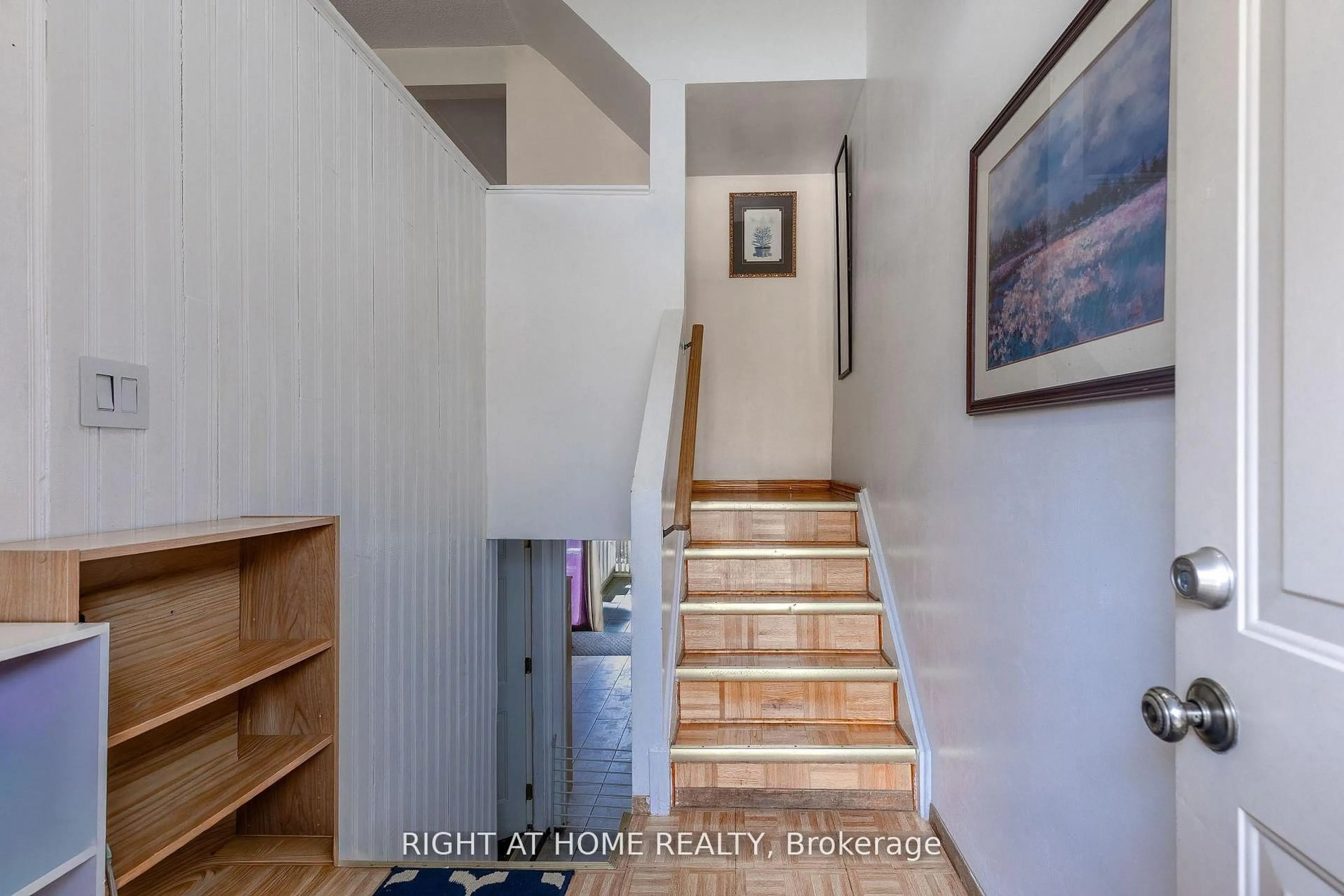 Indoor entryway for 1221 Dundix Rd #56, Mississauga Ontario L4Y 3Y9