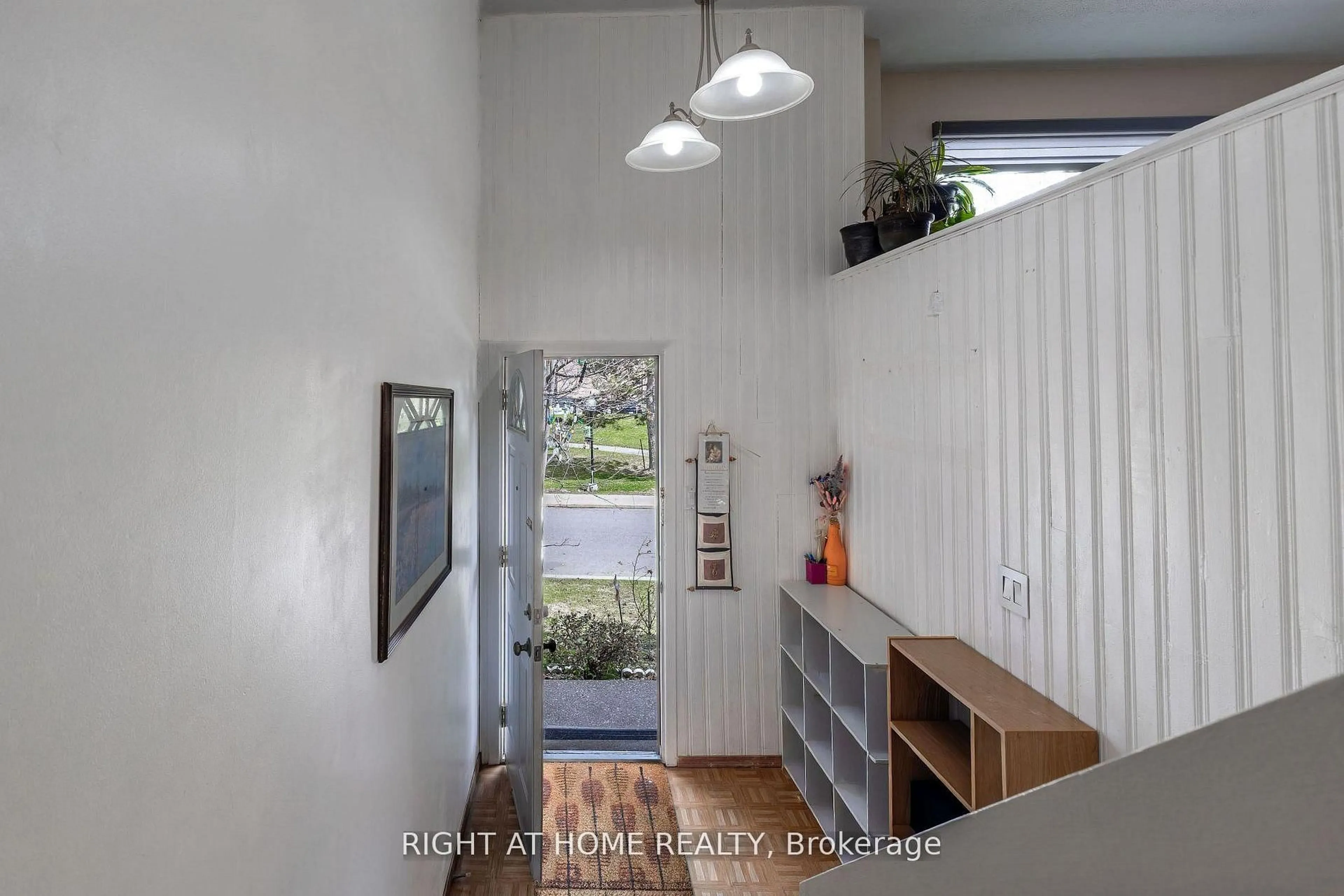 Indoor entryway for 1221 Dundix Rd #56, Mississauga Ontario L4Y 3Y9