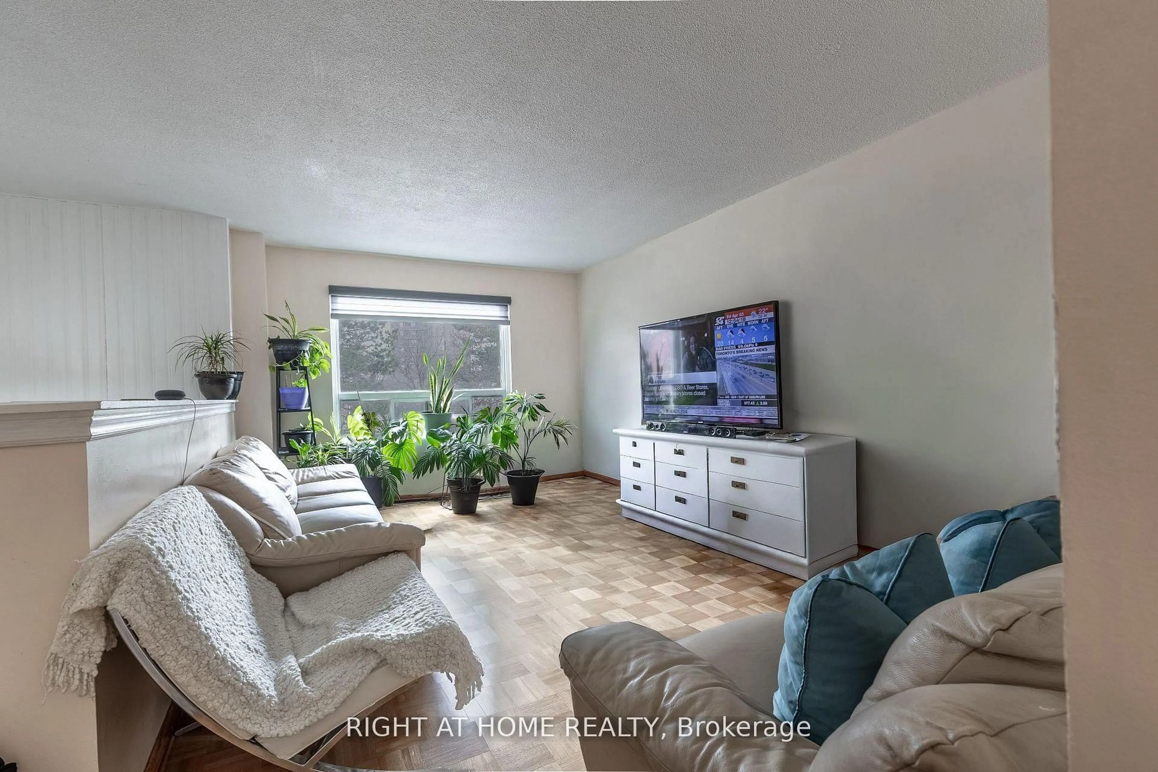Living room with furniture, unknown for 1221 Dundix Rd #56, Mississauga Ontario L4Y 3Y9