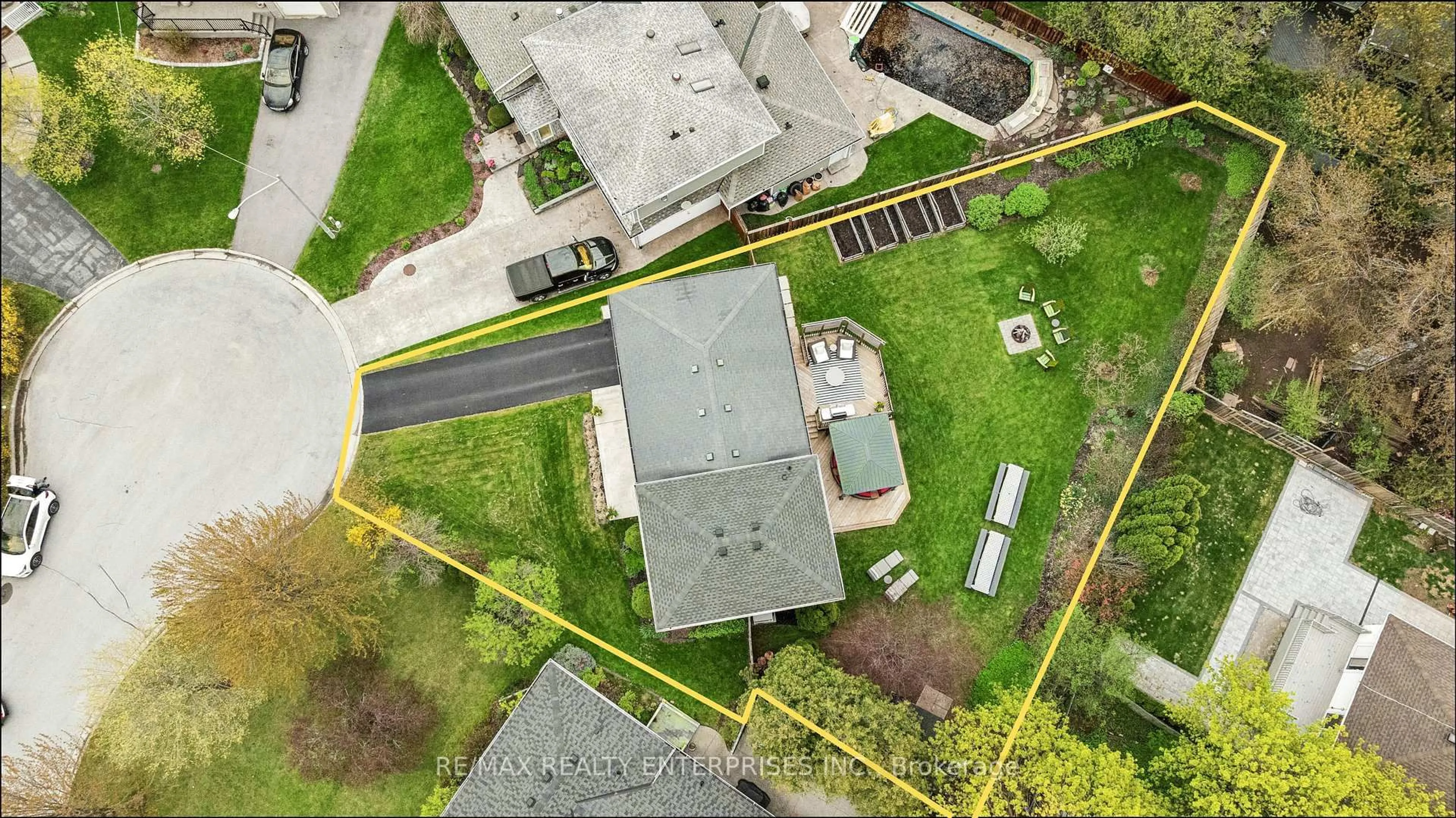 A pic from outside/outdoor area/front of a property/back of a property/a pic from drone, street for 389 Worth Pl, Oakville Ontario L6L 3L8