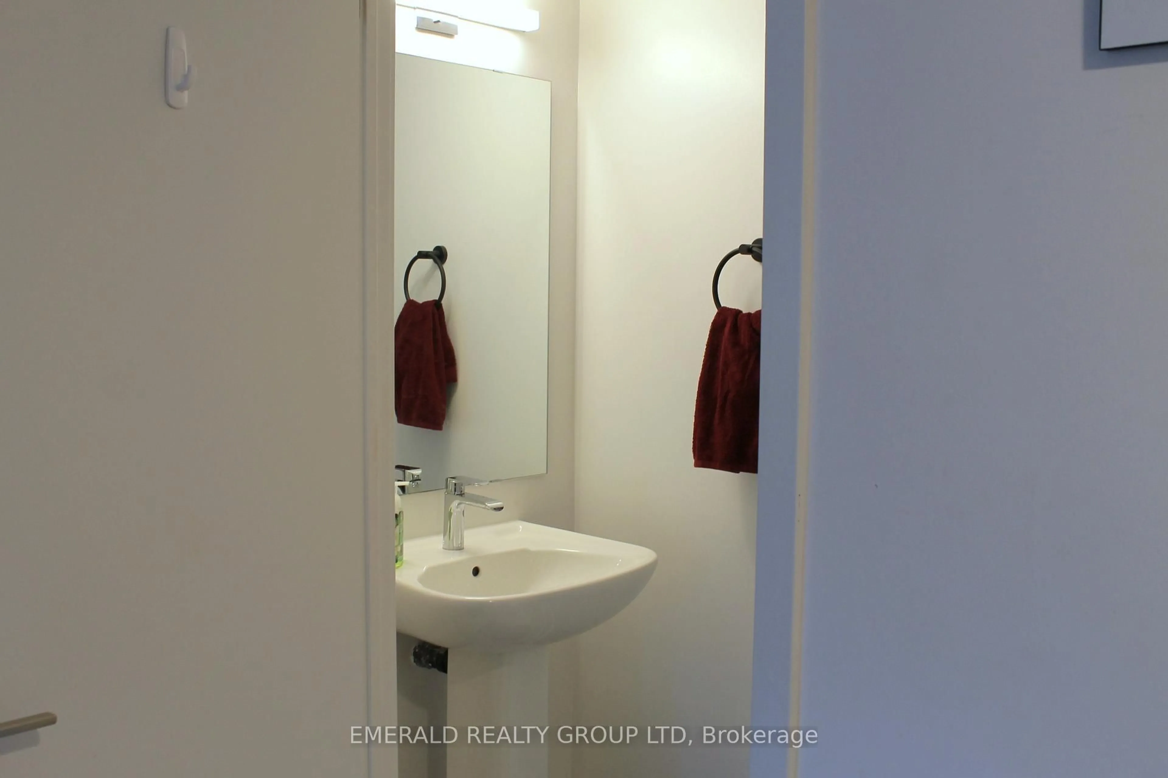 Standard bathroom, unknown for 1127 Cooke Blvd #507, Burlington Ontario L5M 7C5