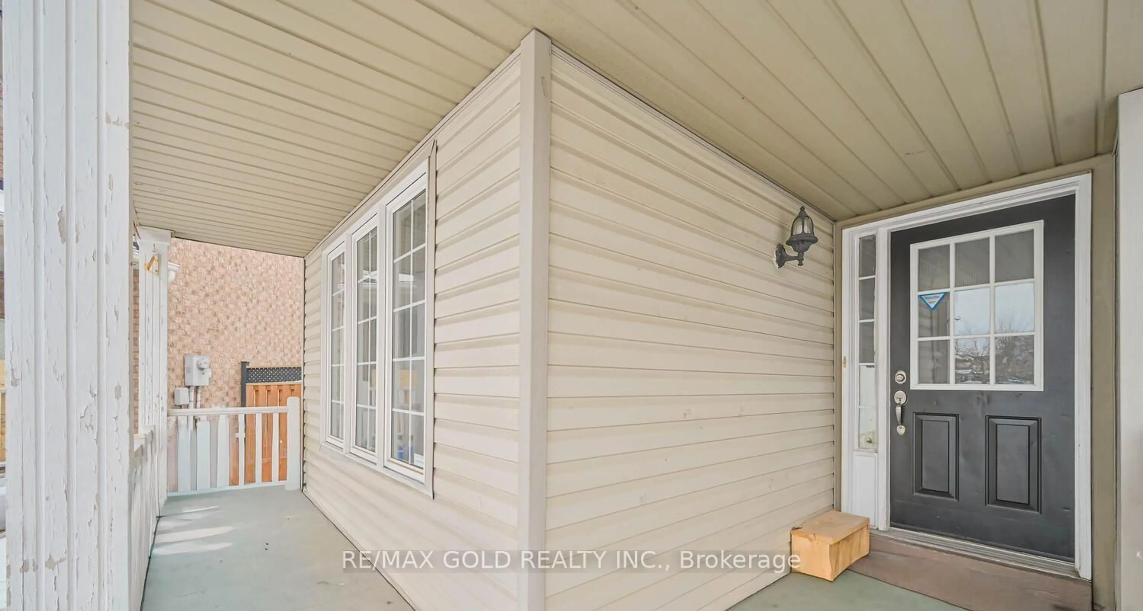 Home with vinyl exterior material, building for 24 Seaside Circ, Brampton Ontario L6R 2G7