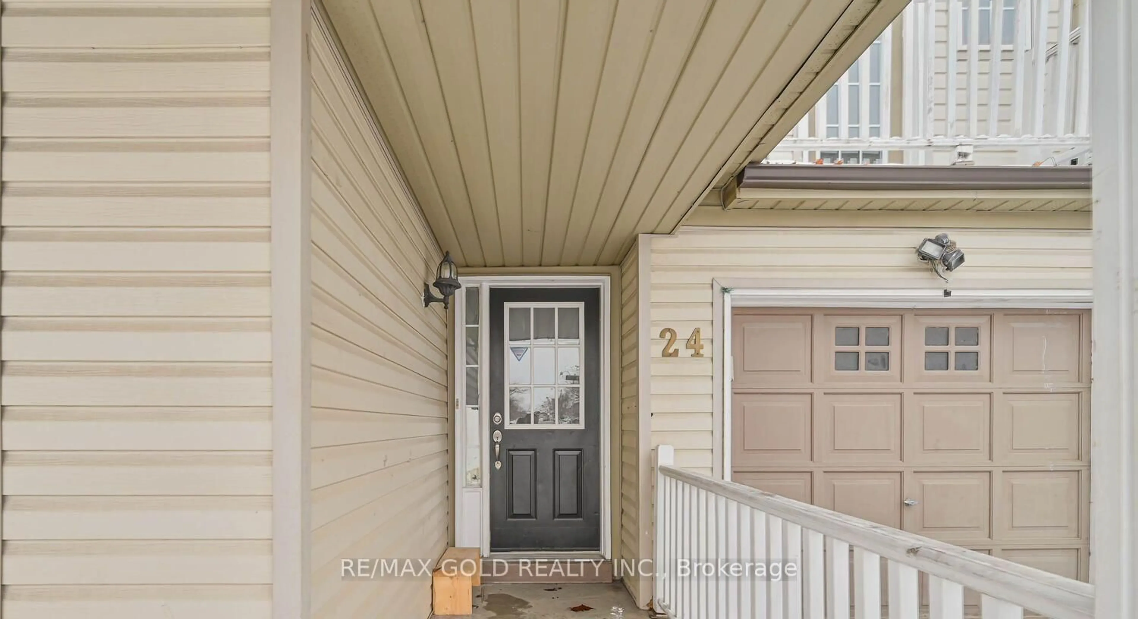 Indoor entryway for 24 Seaside Circ, Brampton Ontario L6R 2G7
