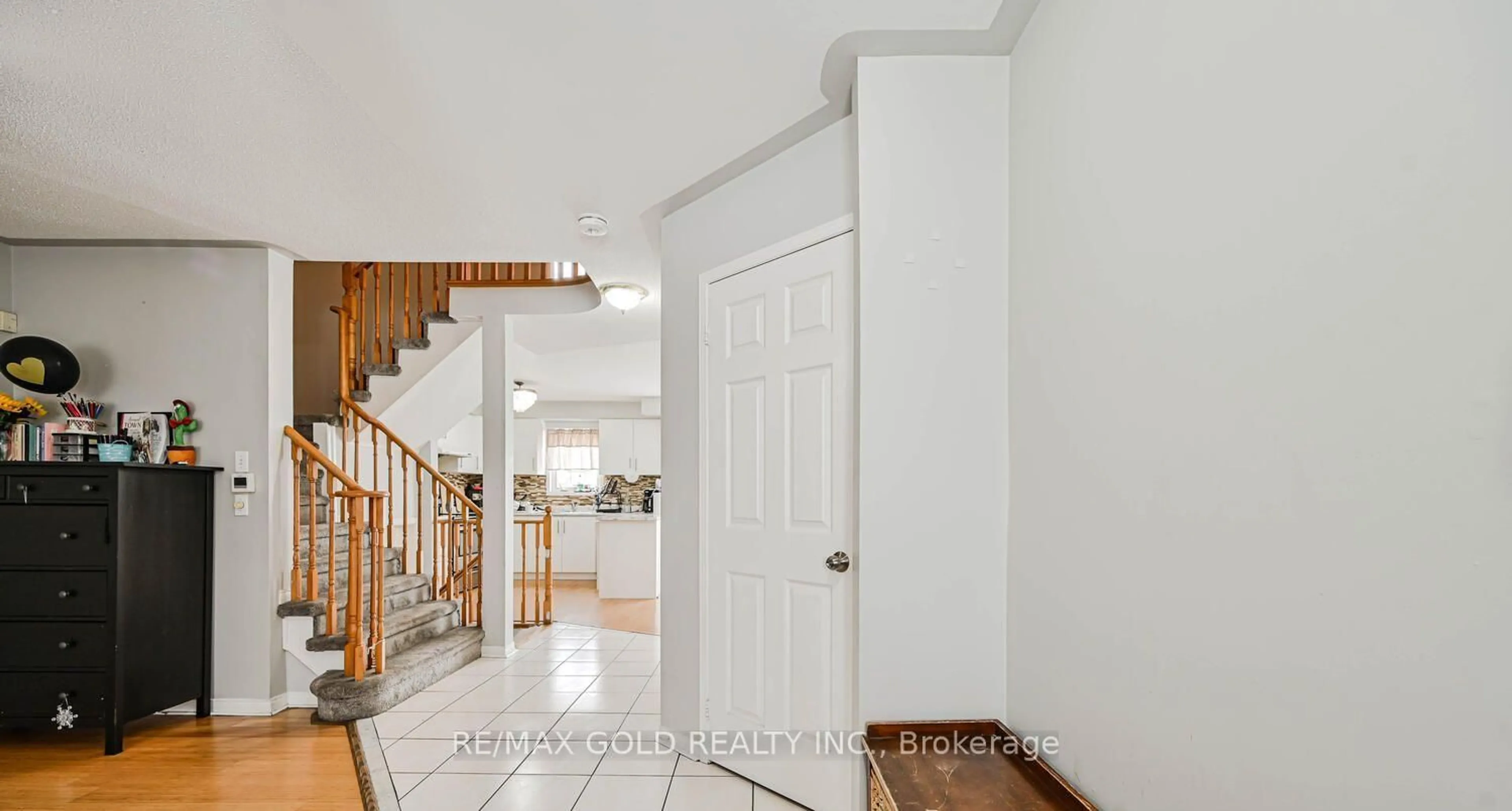 Indoor entryway for 24 Seaside Circ, Brampton Ontario L6R 2G7