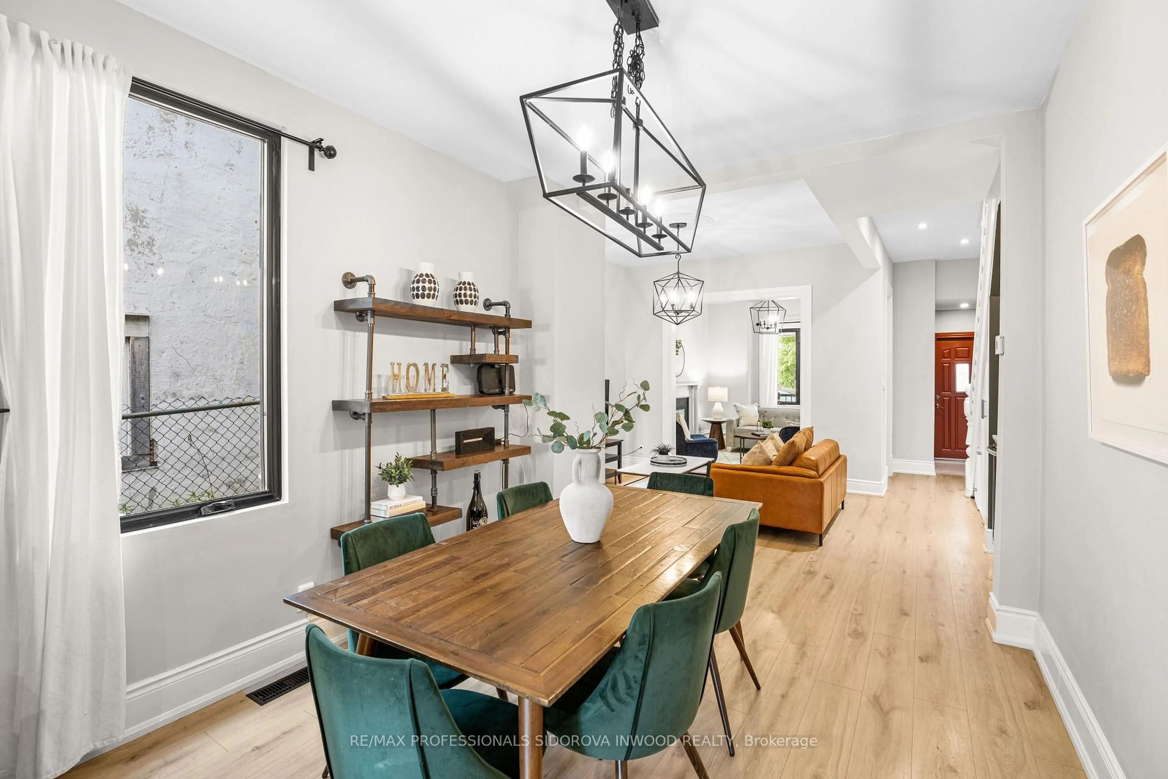 Unknown for 209 Maria St, Toronto Ontario M6P 1W6