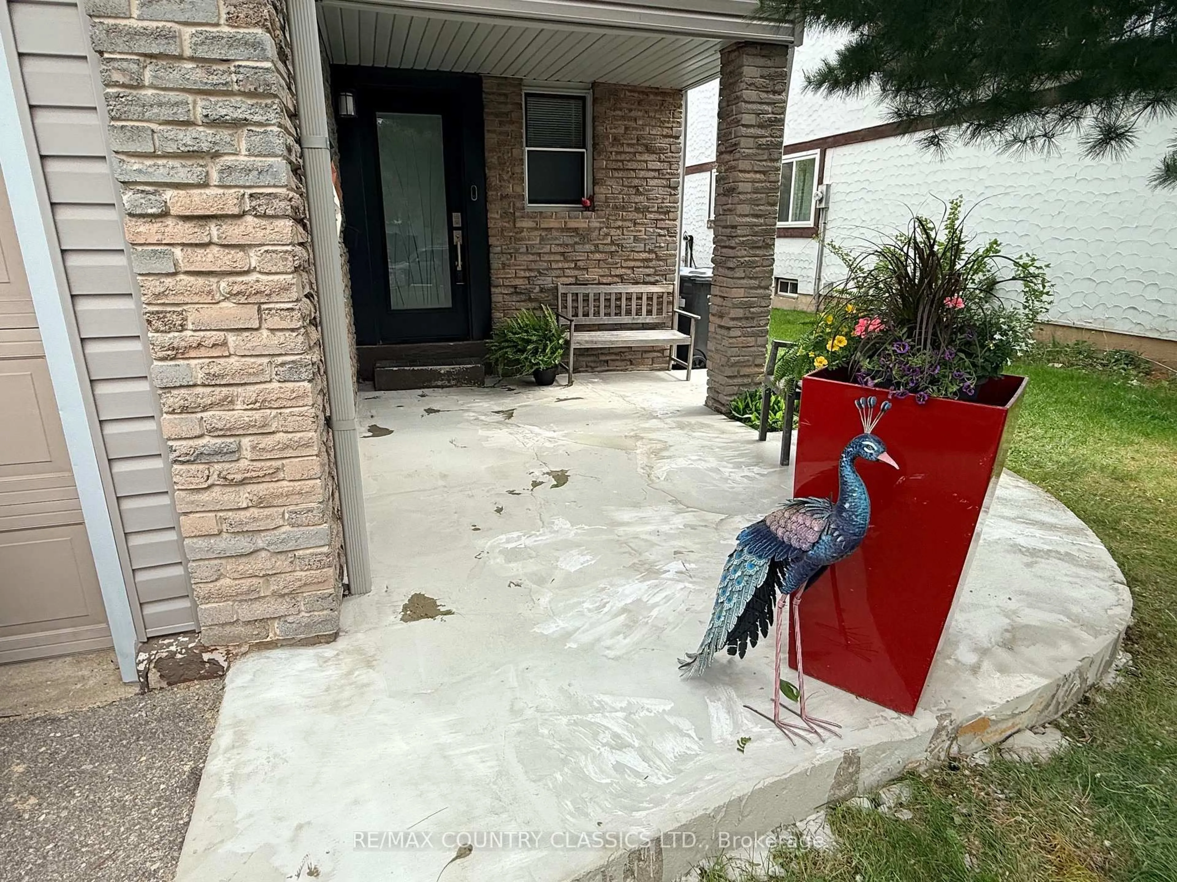 Patio, street for 6963 Pamplona Mews, Mississauga Ontario L5N 1S5