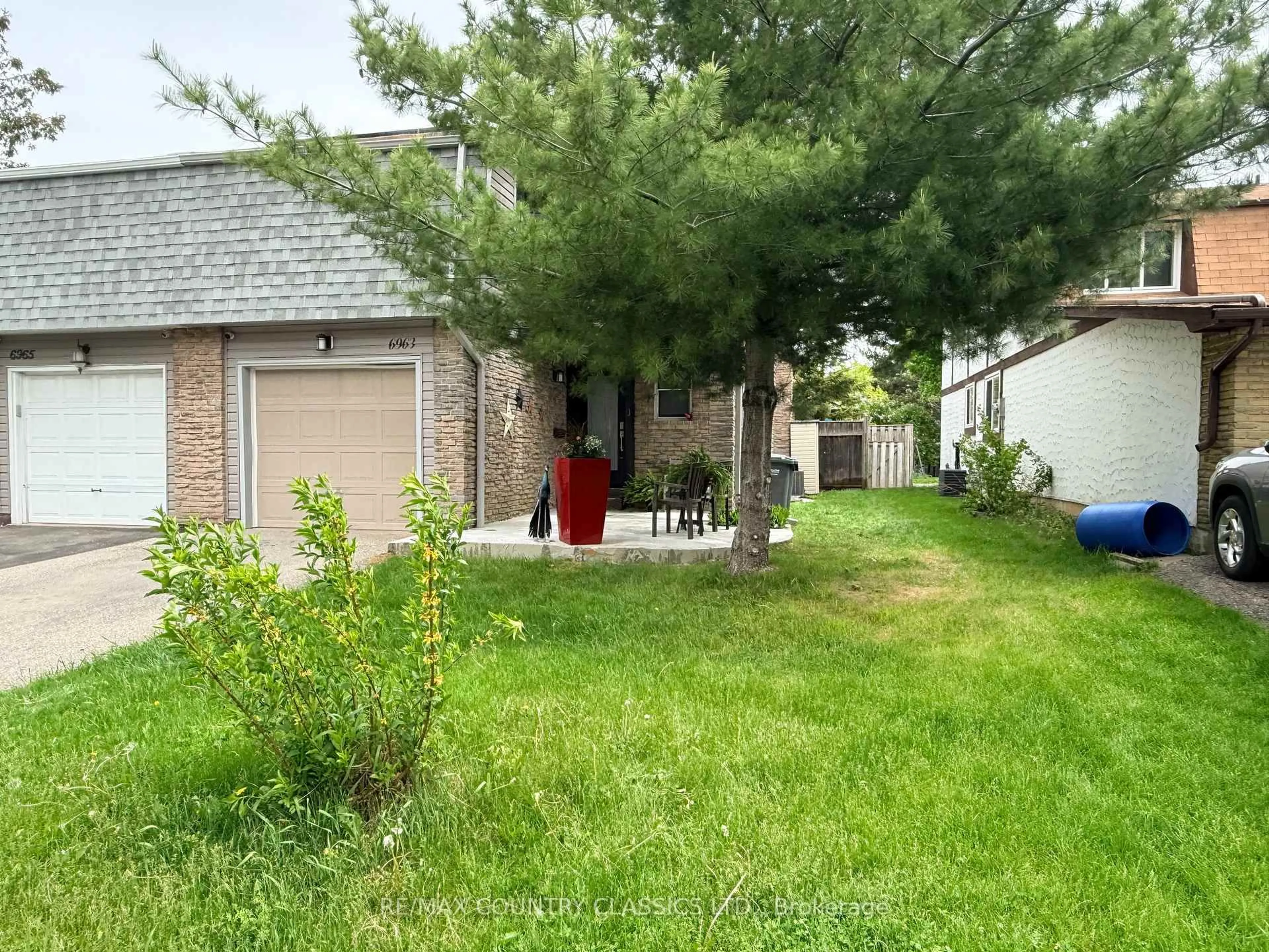 A pic from outside/outdoor area/front of a property/back of a property/a pic from drone, street for 6963 Pamplona Mews, Mississauga Ontario L5N 1S5