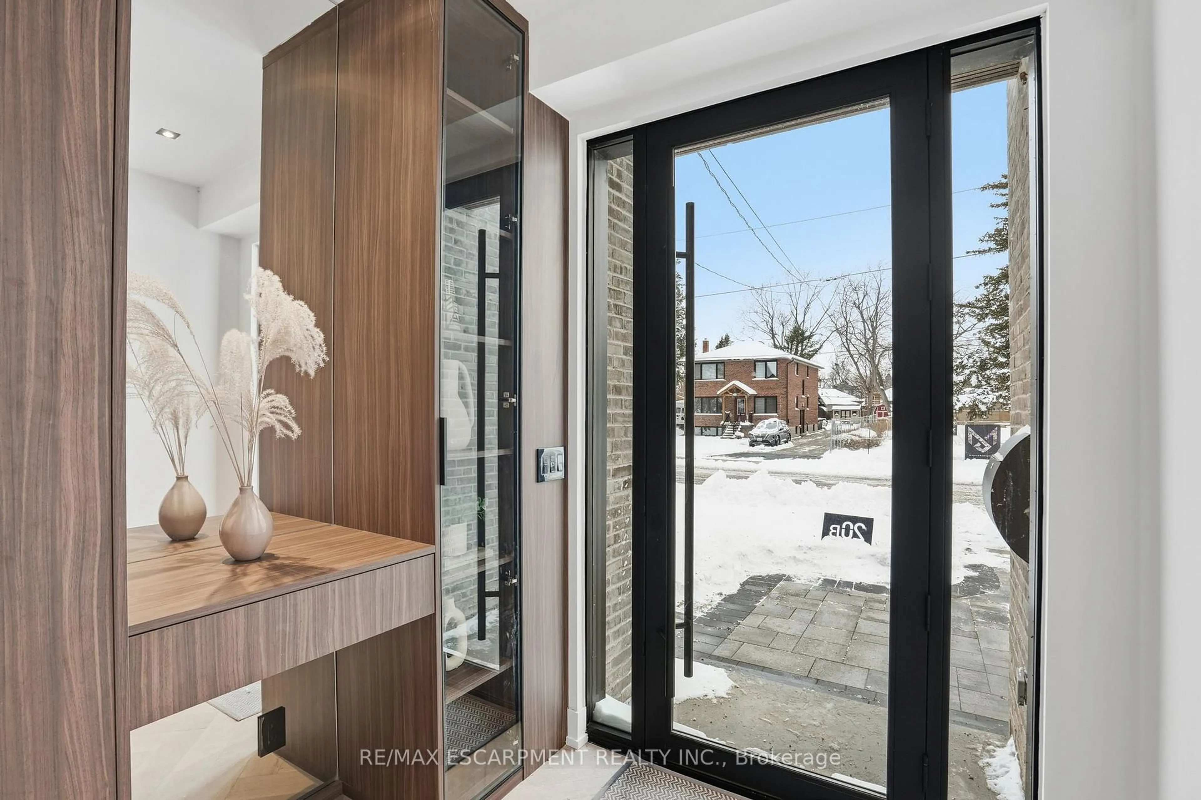 Indoor entryway for 20B Broadview Ave, Mississauga Ontario L5H 2S8