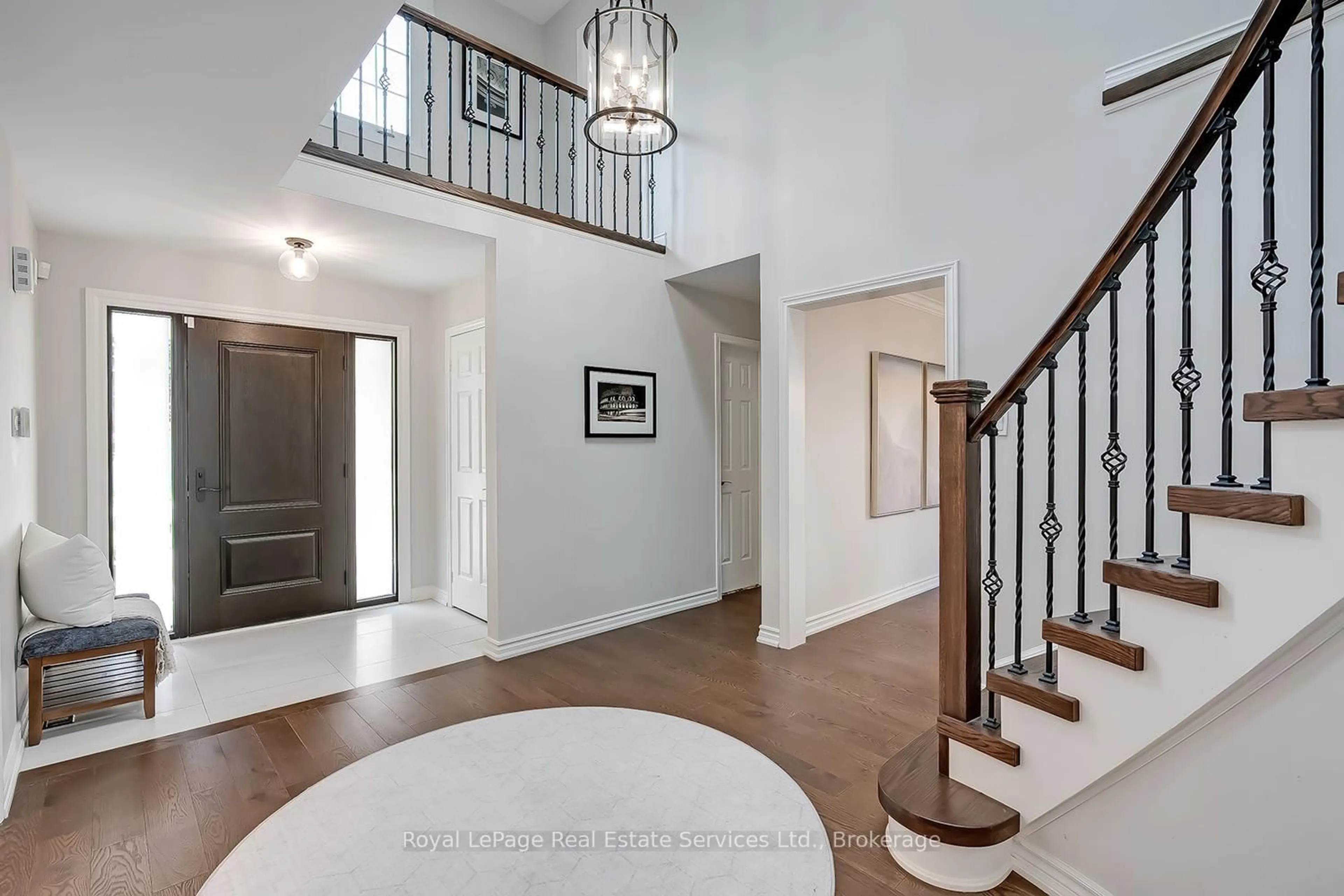 Indoor entryway for 1429 Thistledown Rd, Oakville Ontario L6M 1Y4