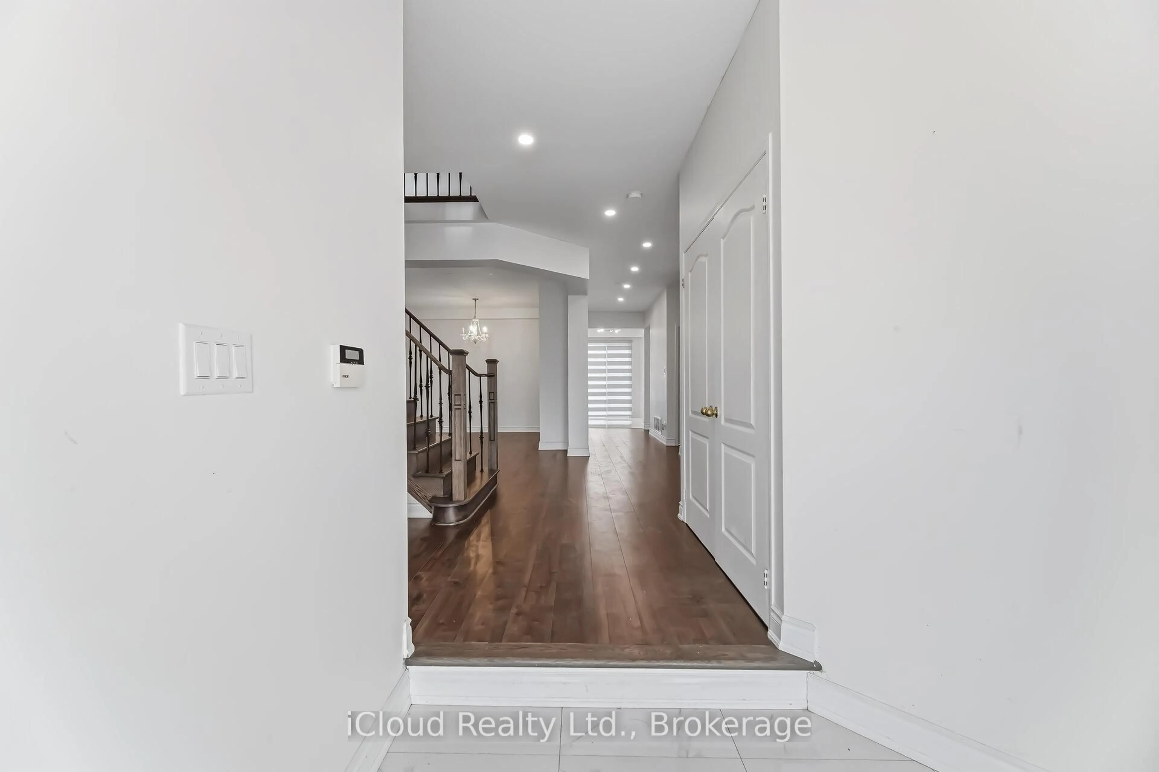 Indoor entryway for 81 Crown Victoria Dr, Brampton Ontario L7A 3X1