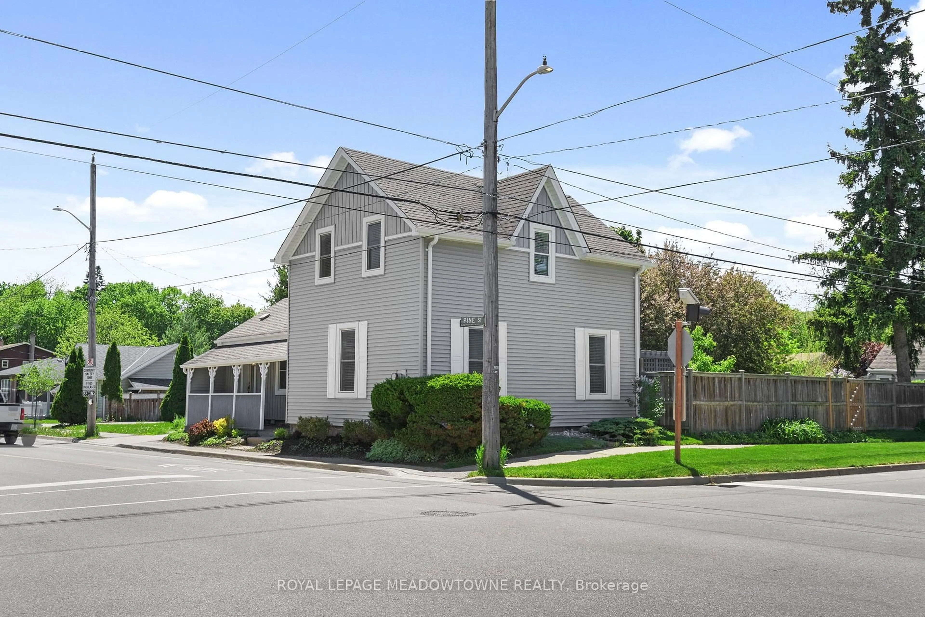 A pic from outside/outdoor area/front of a property/back of a property/a pic from drone, street for 272 Pine St, Milton Ontario L9T 1K5