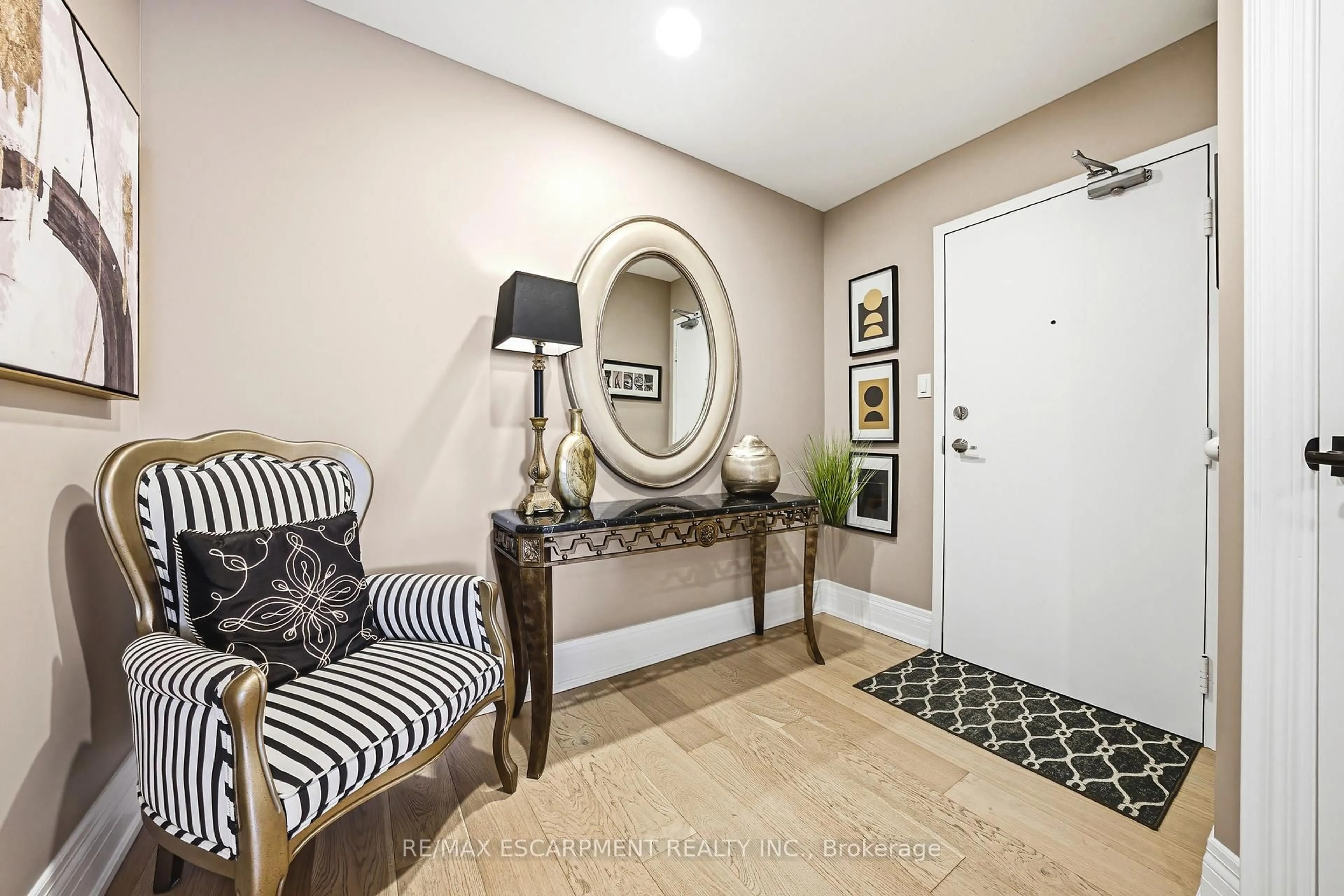 Indoor entryway for 1201 North Shore Blvd #101, Burlington Ontario L7S 1Z5