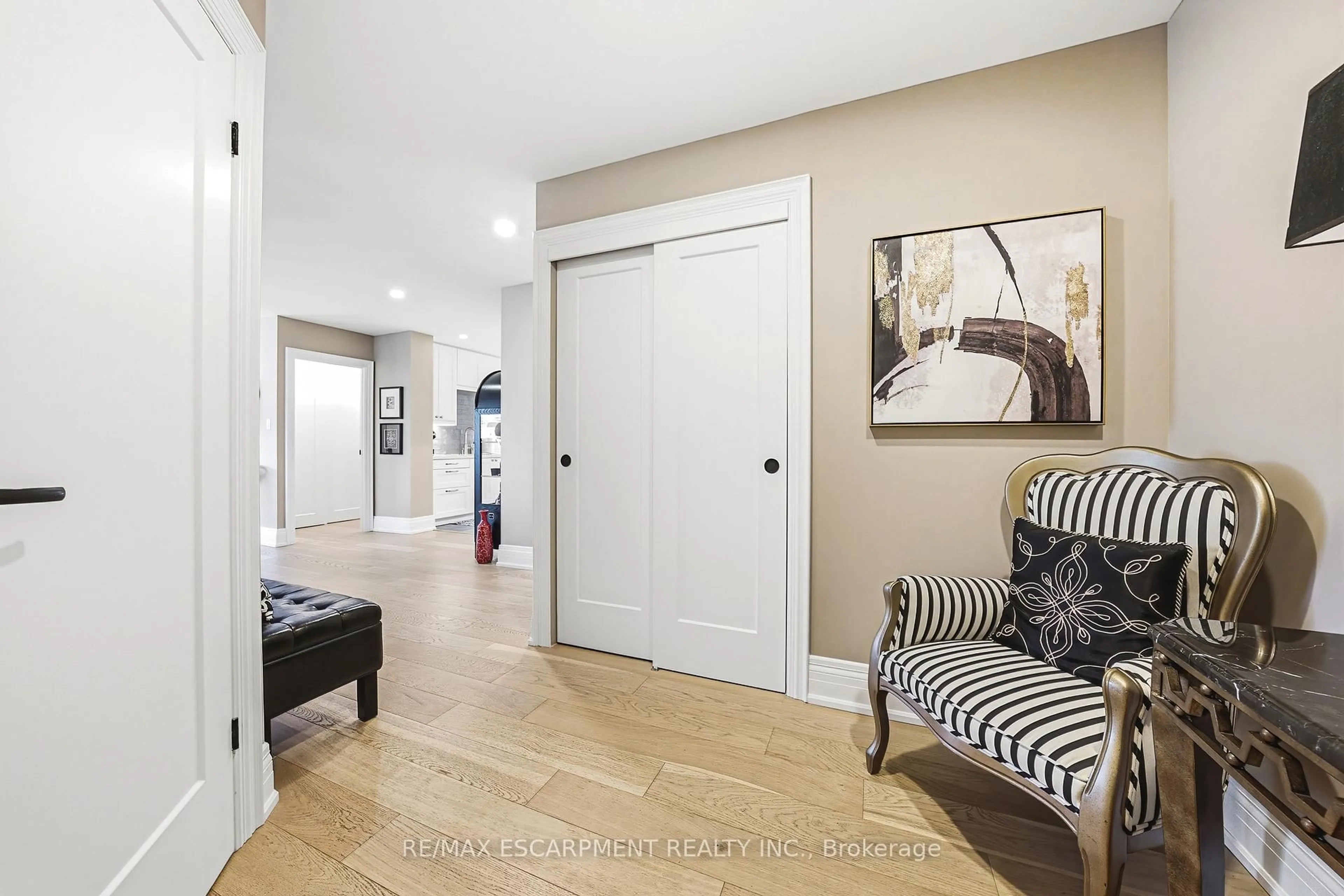 Indoor entryway for 1201 North Shore Blvd #101, Burlington Ontario L7S 1Z5