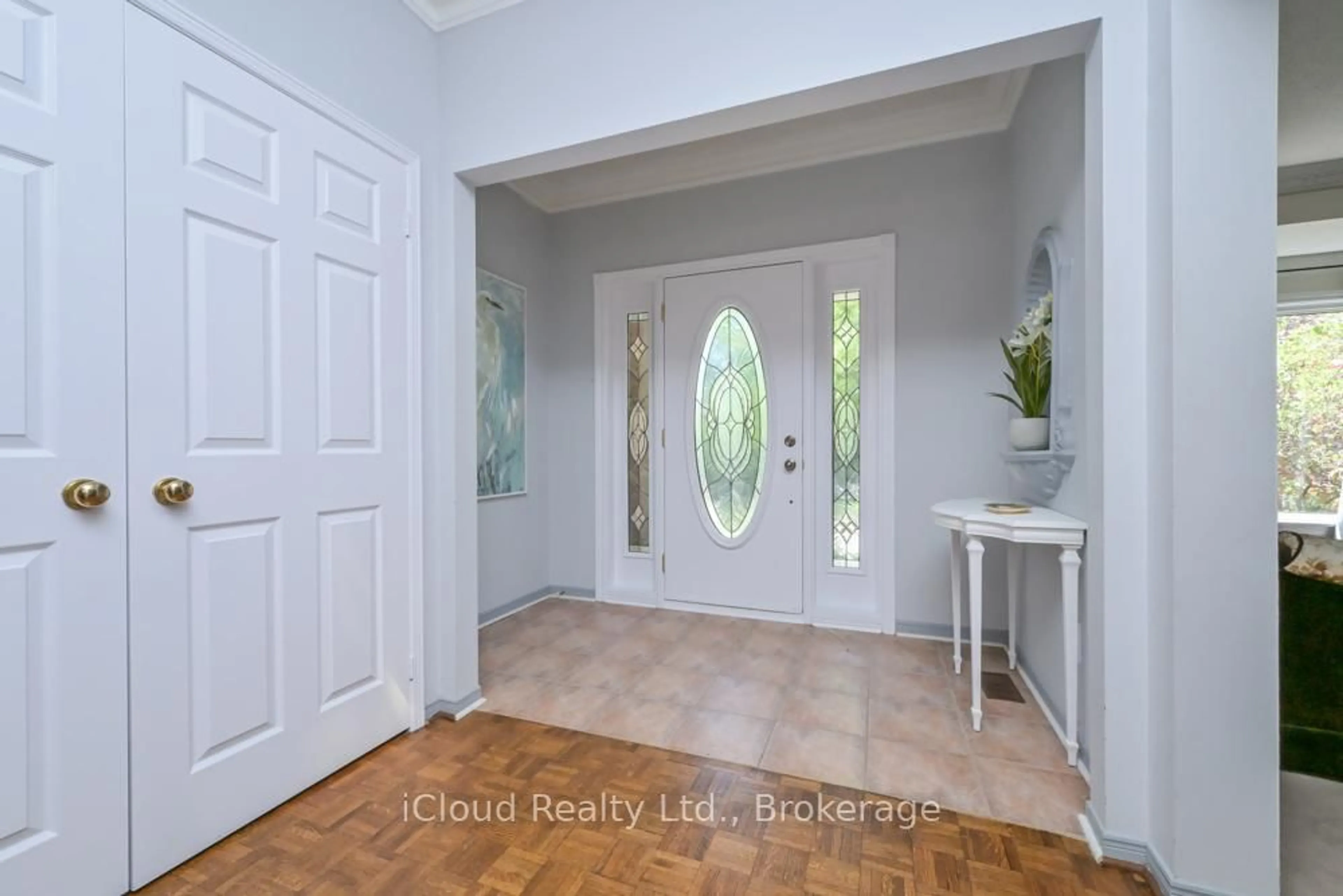 Indoor entryway for 114 Kenpark Ave, Brampton Ontario L6Z 3J8