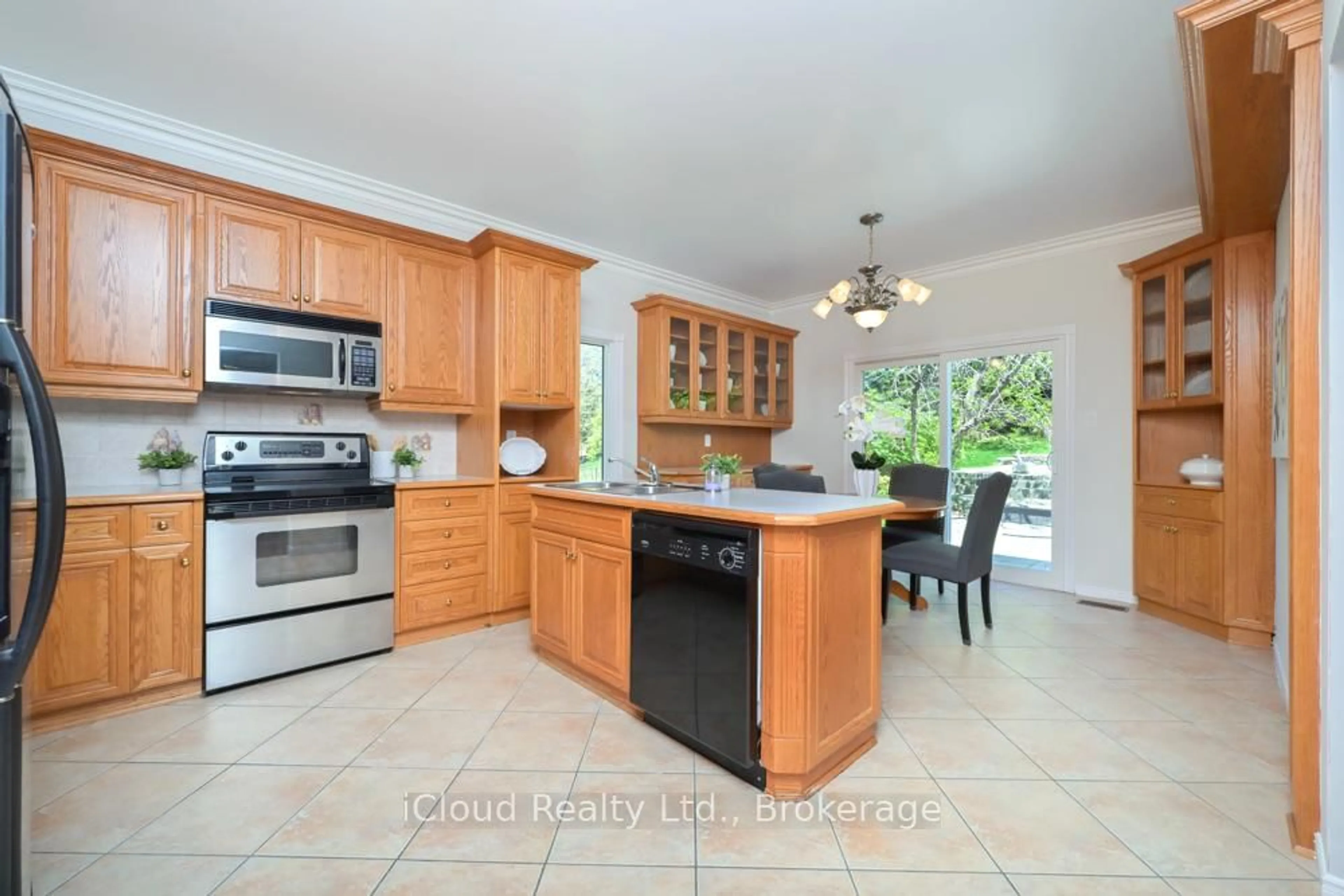 Open concept kitchen, ceramic/tile floor for 114 Kenpark Ave, Brampton Ontario L6Z 3J8