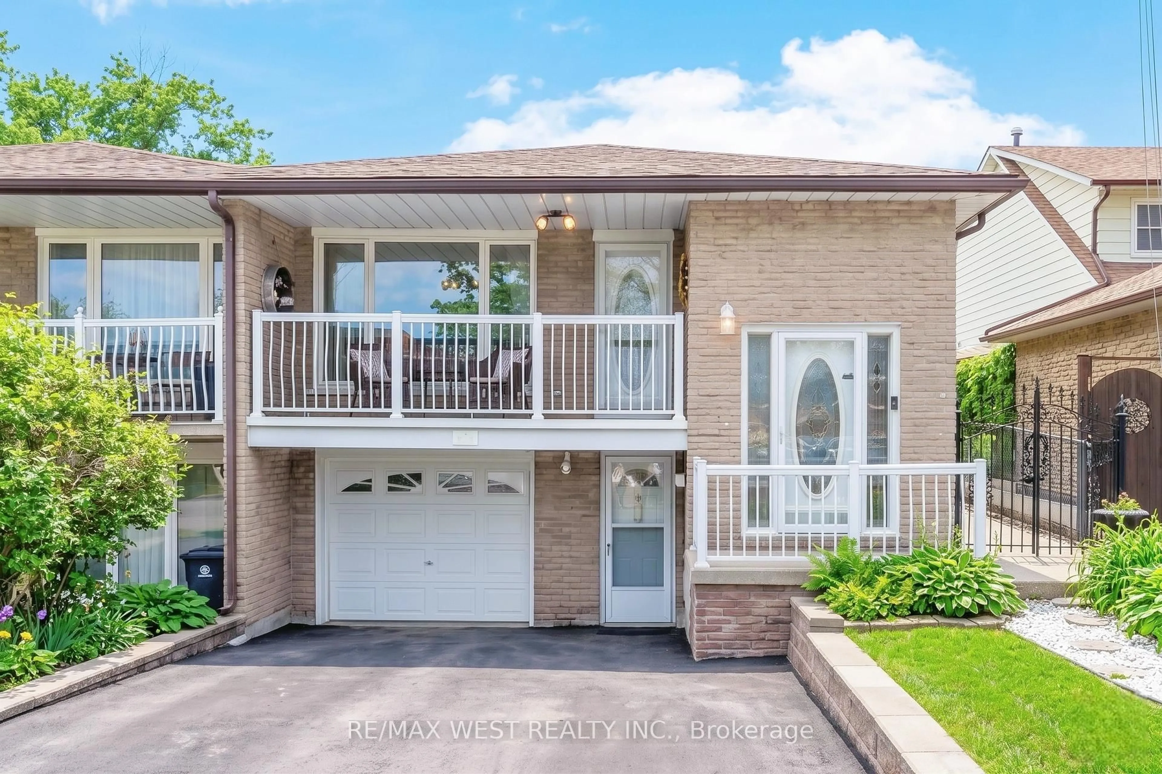 Home with brick exterior material, street for 941 Stainton Dr, Mississauga Ontario L5C 1G2