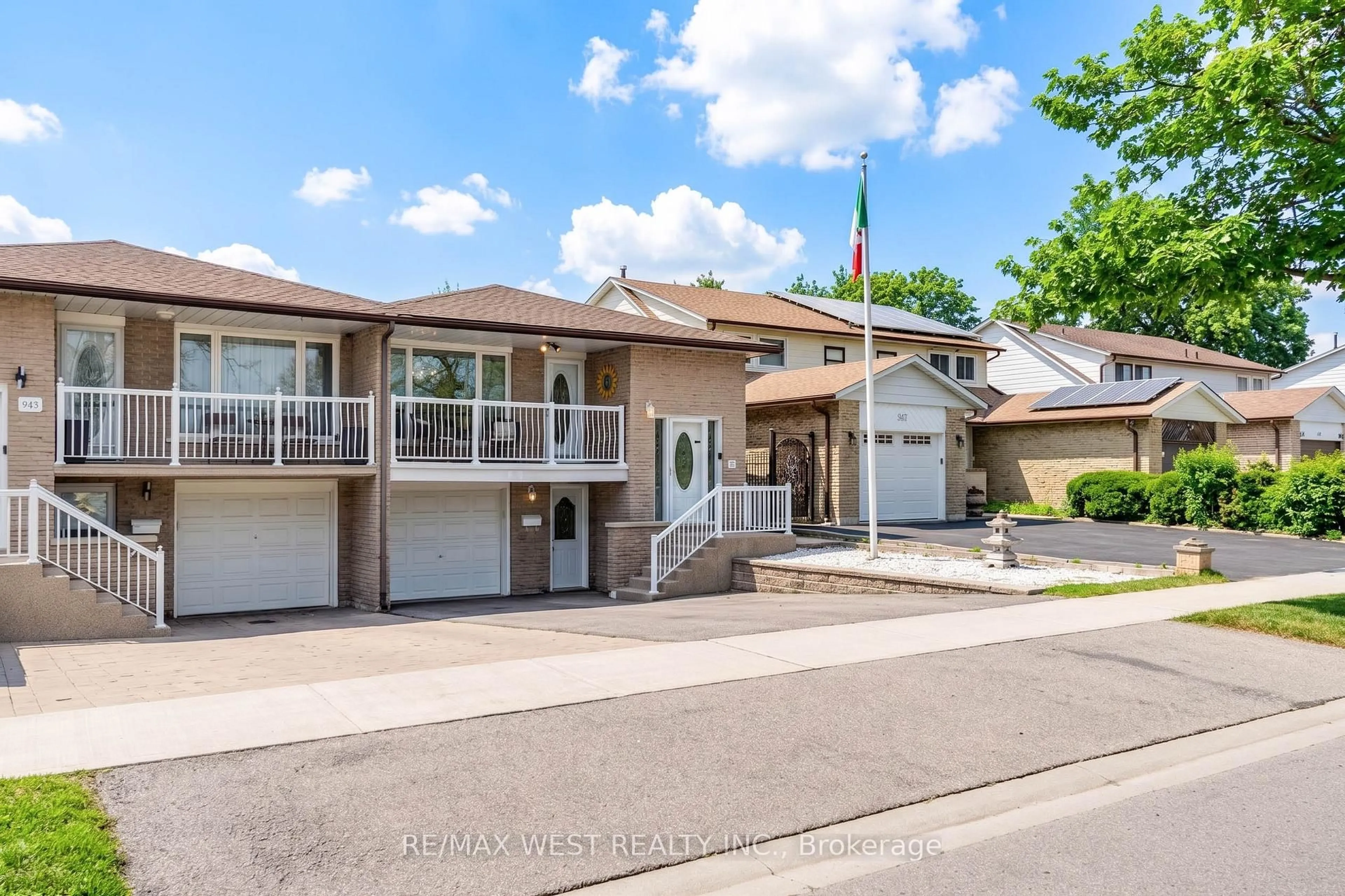 Home with vinyl exterior material, street for 941 Stainton Dr, Mississauga Ontario L5C 1G2