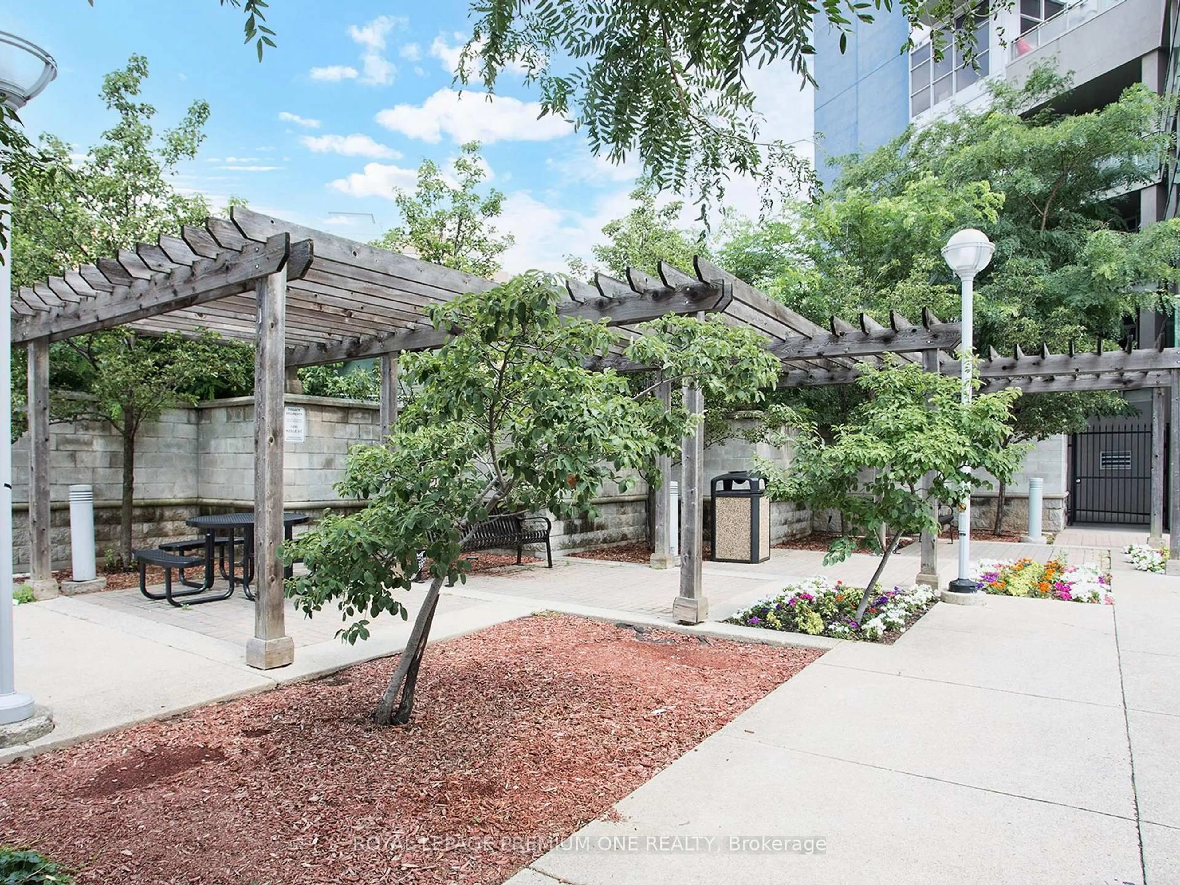 Patio, street for 1600 Keele St #1101, Toronto Ontario M6N 5J1