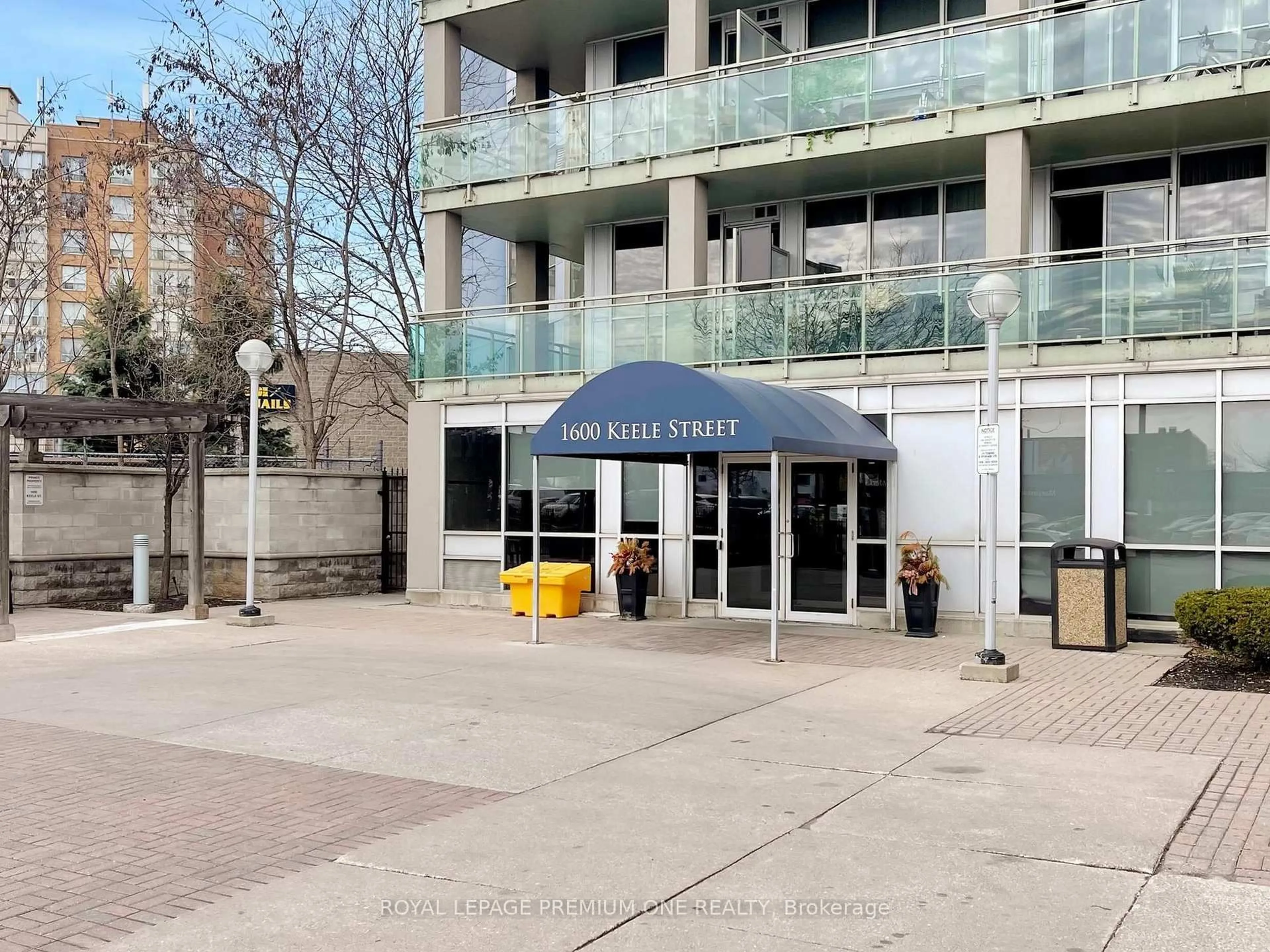 Indoor foyer for 1600 Keele St #1101, Toronto Ontario M6N 5J1