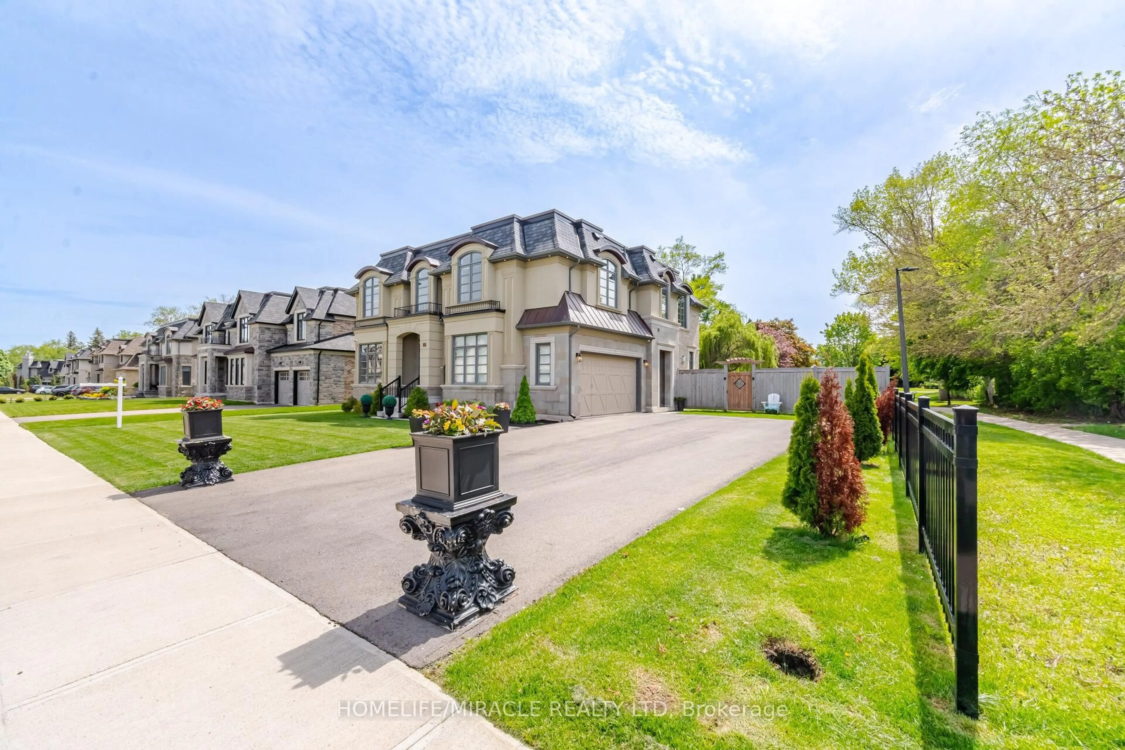 A pic from outside/outdoor area/front of a property/back of a property/a pic from drone, street for 225 Prince George Cres, Oakville Ontario L6L 6P2