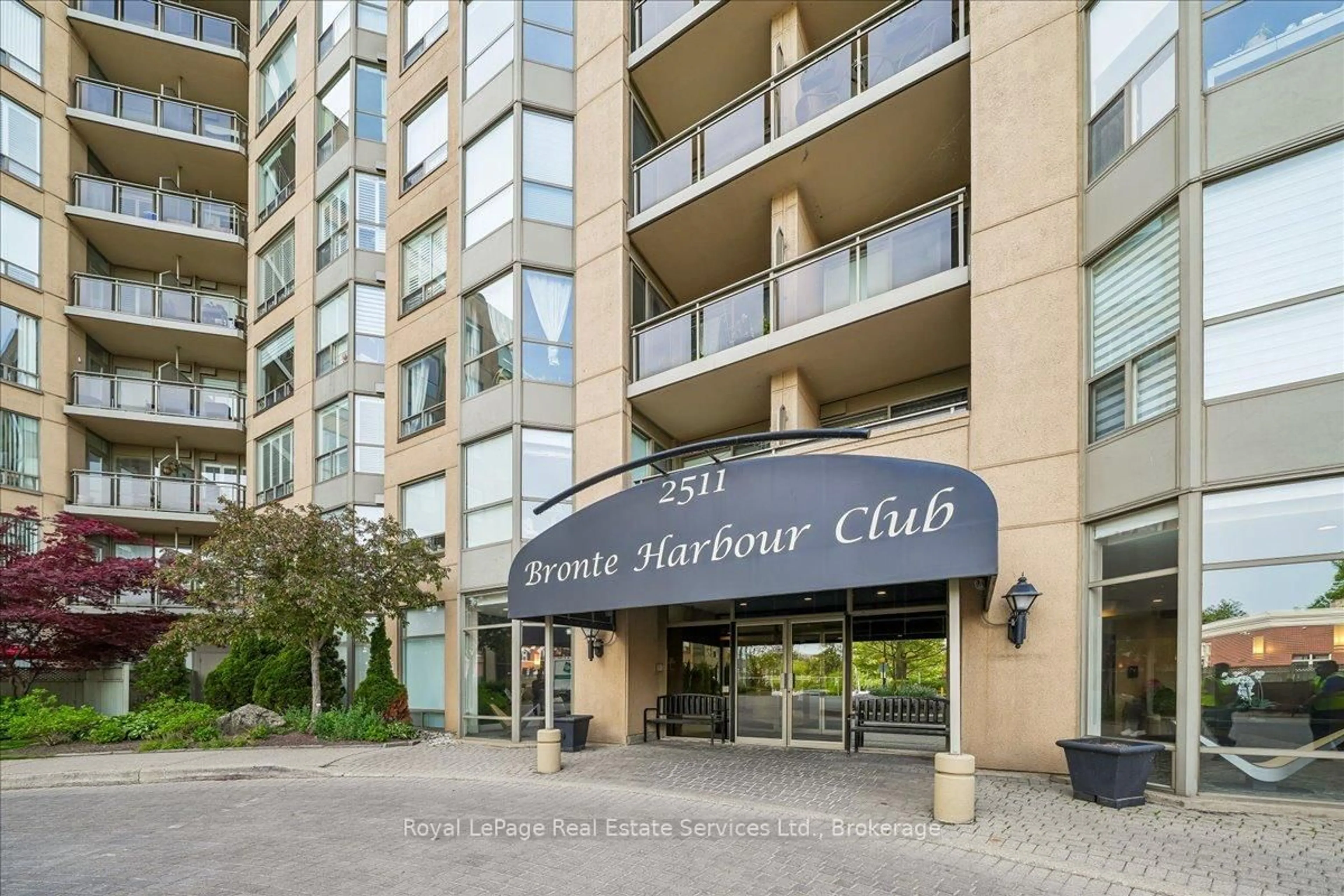Indoor foyer for 2511 Lakeshore Rd #405, Oakville Ontario L6L 6L9
