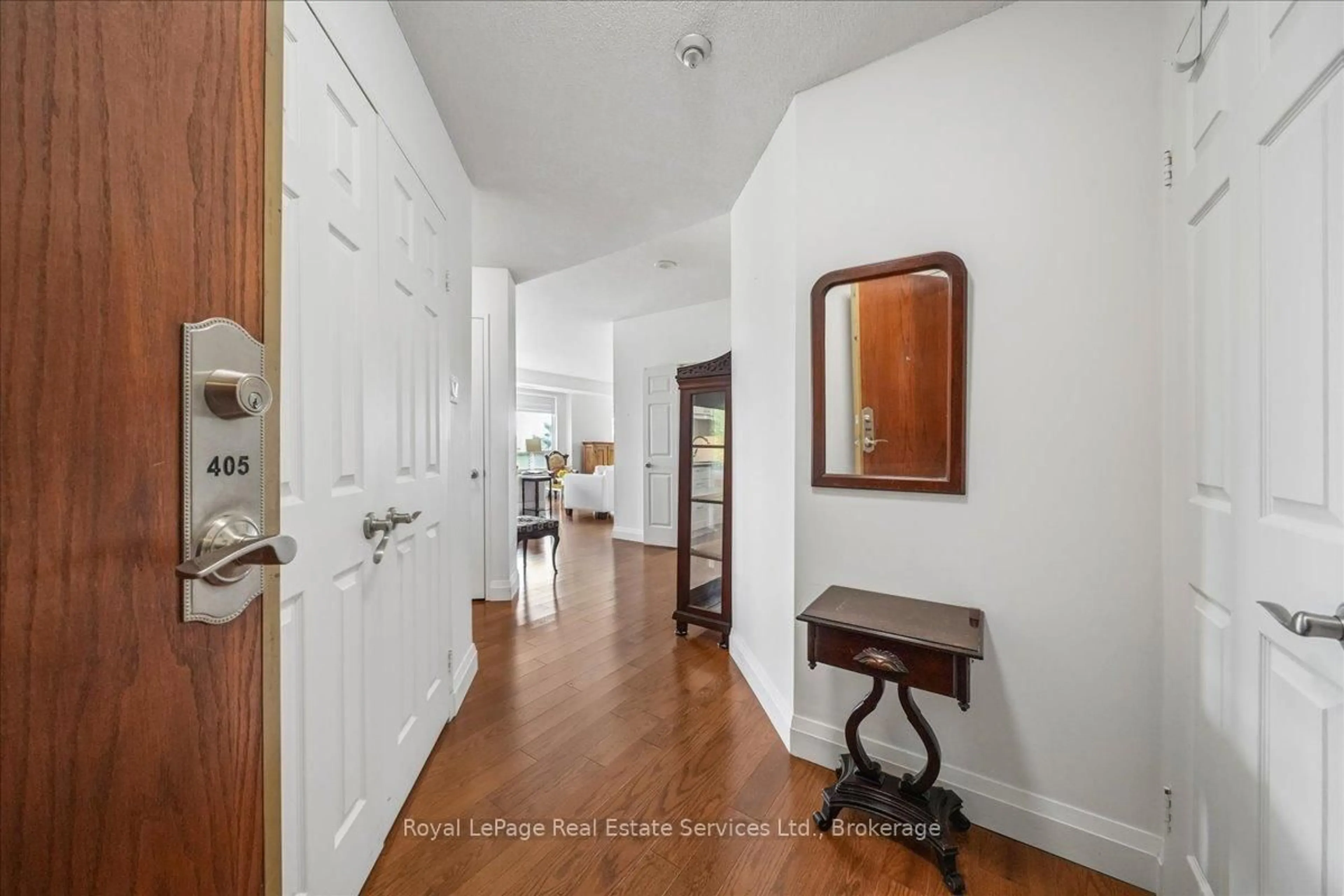 Indoor entryway for 2511 Lakeshore Rd #405, Oakville Ontario L6L 6L9