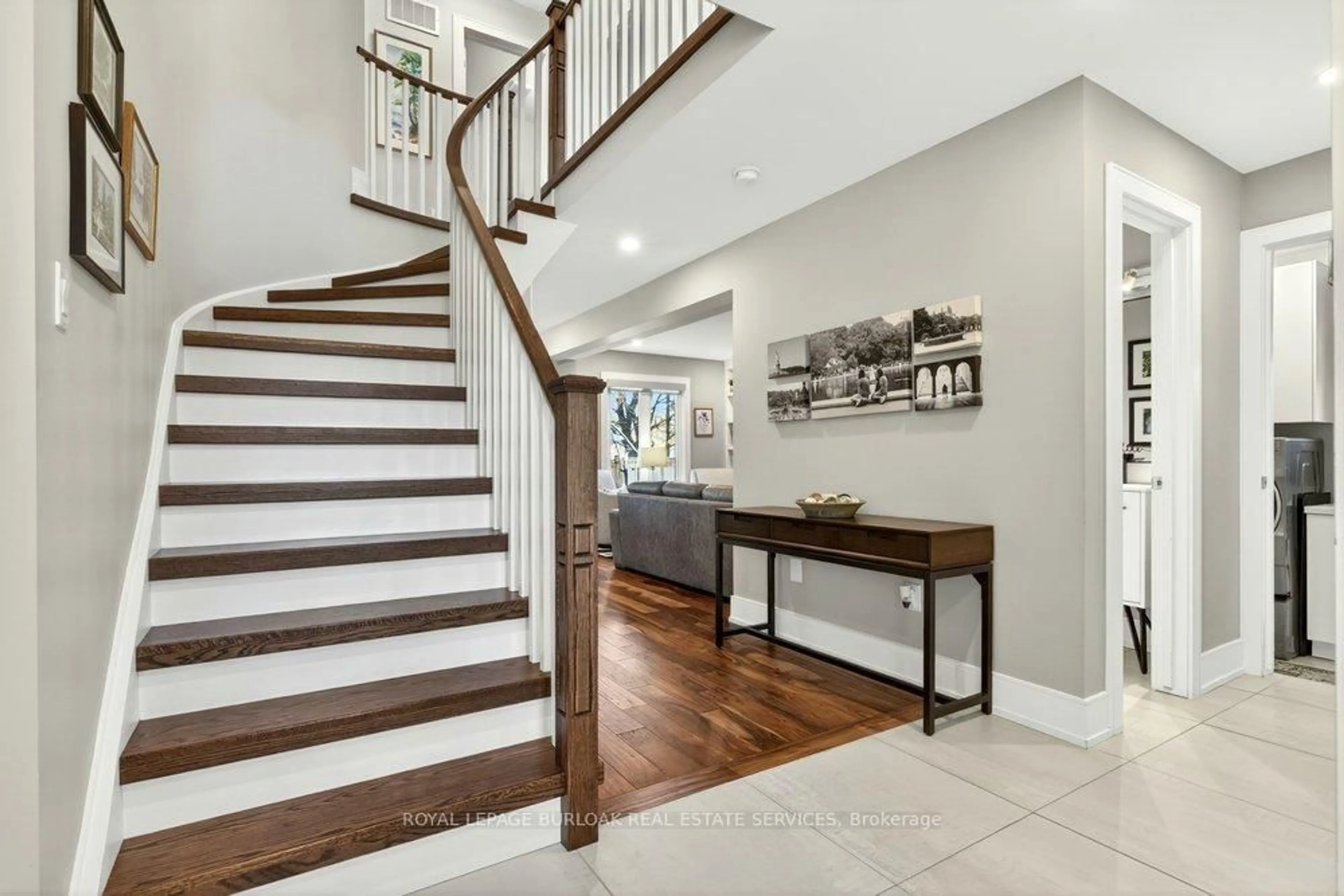 Indoor entryway for 1078 Augustus Dr, Burlington Ontario L7S 2L1