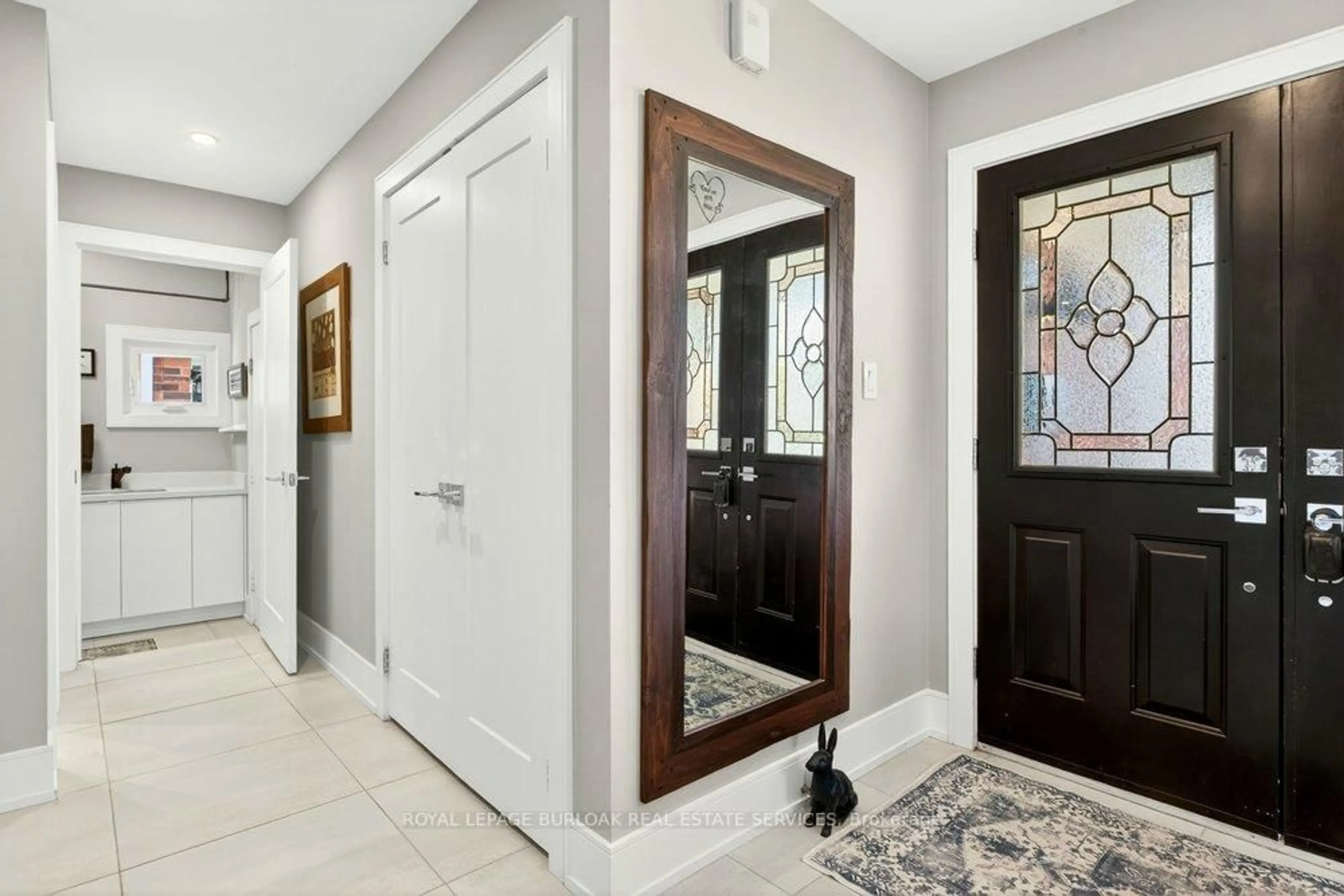 Indoor entryway for 1078 Augustus Dr, Burlington Ontario L7S 2L1