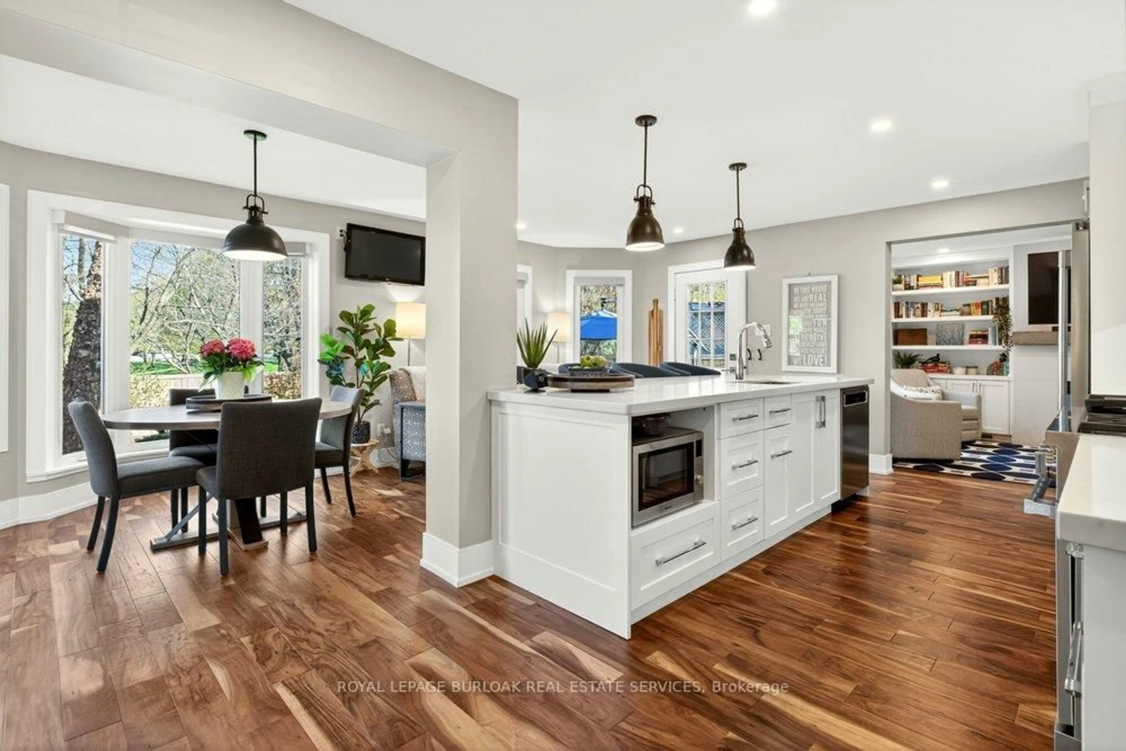Open concept kitchen, unknown for 1078 Augustus Dr, Burlington Ontario L7S 2L1