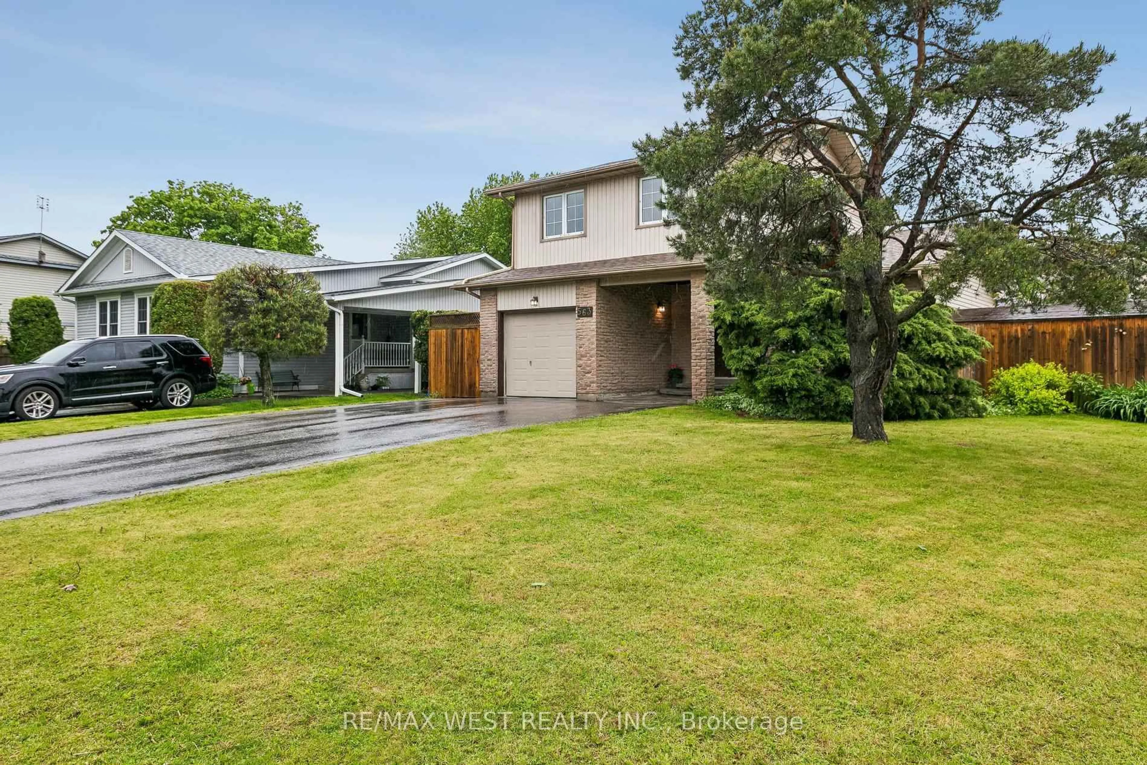 A pic from outside/outdoor area/front of a property/back of a property/a pic from drone, street for 563 Joyce Blvd, Milton Ontario L9T 3C7