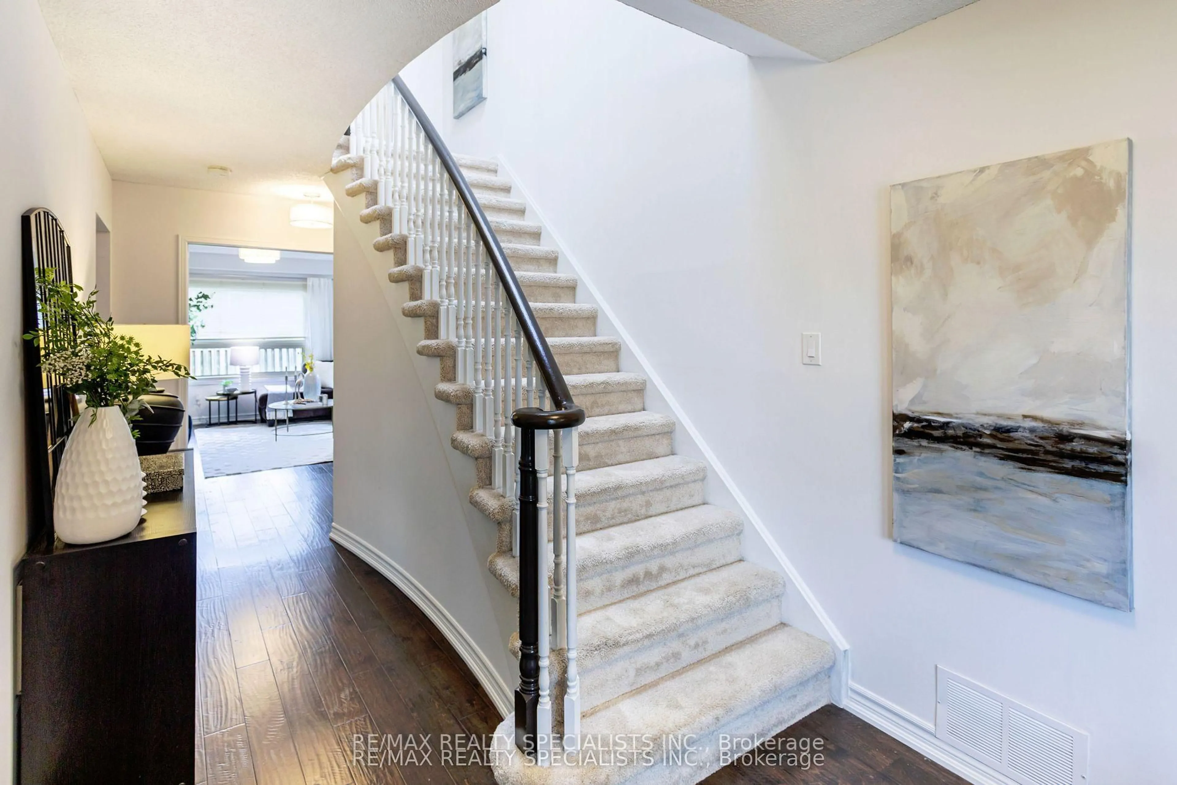 Stairs for 6363 Osprey Blvd, Mississauga Ontario L5N 6G7