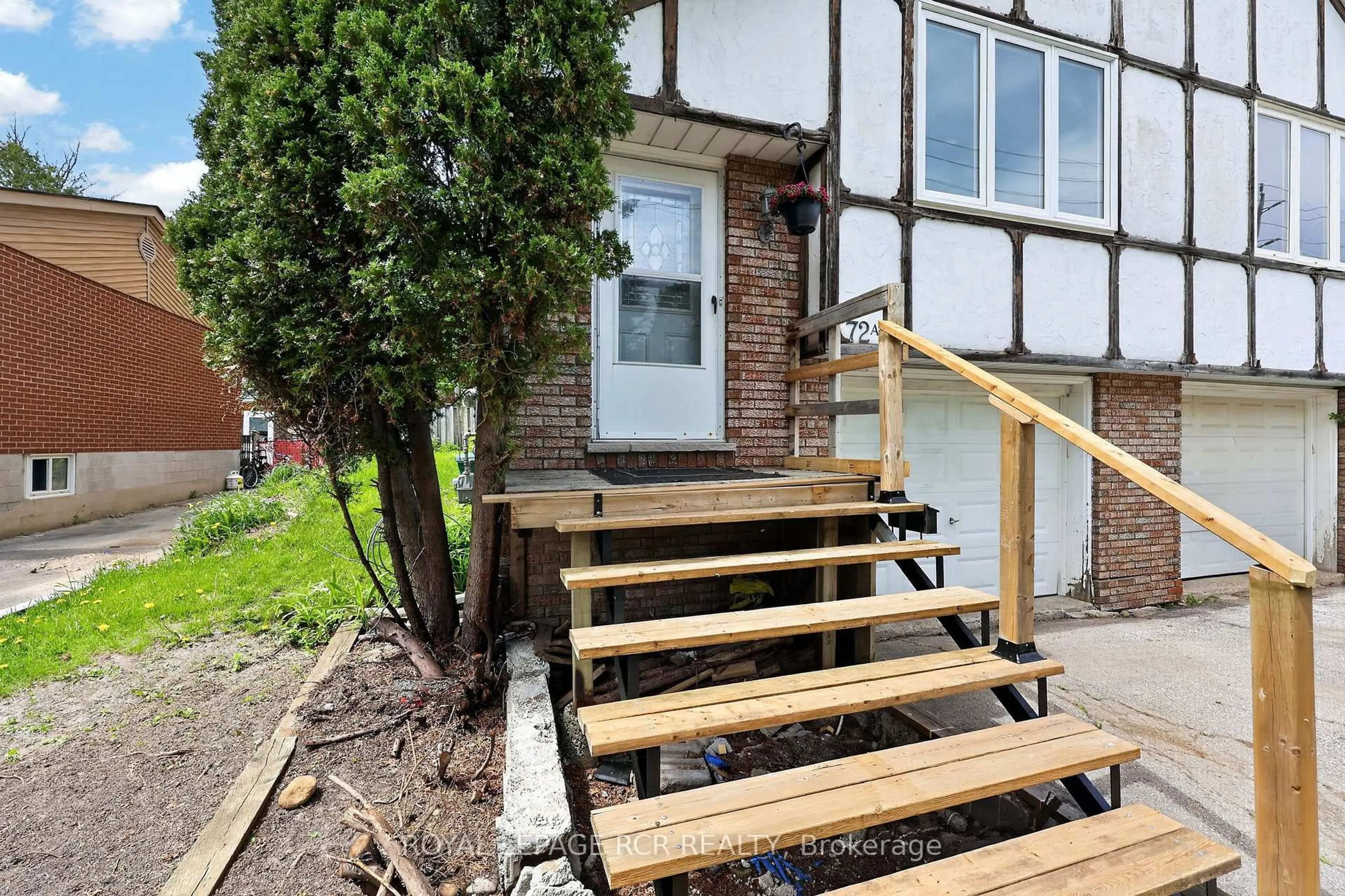 Stairs for 72A Town Line, Orangeville Ontario L9W 1V6