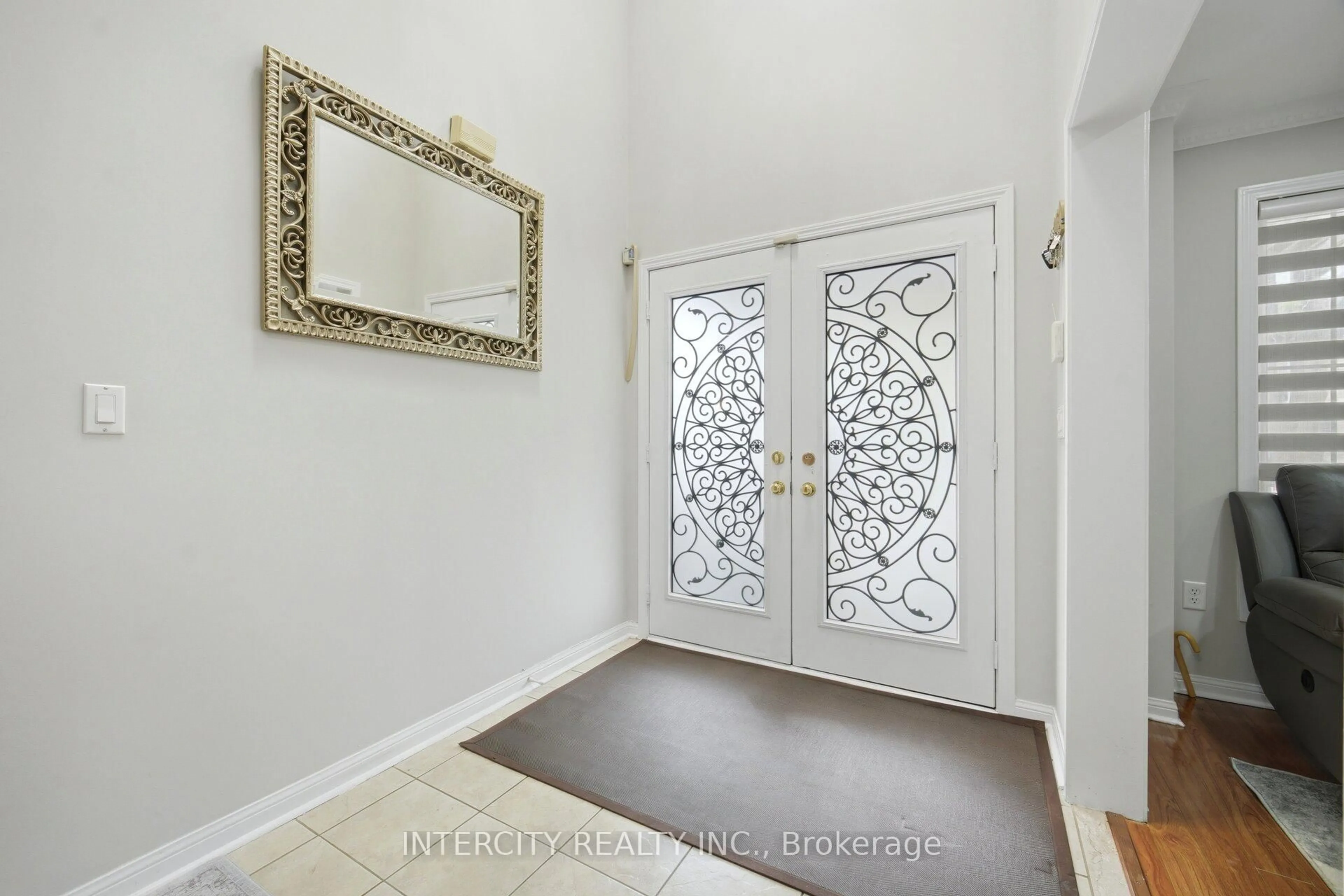 Indoor entryway for 14 Maldives Cres, Brampton Ontario L6P 1L5
