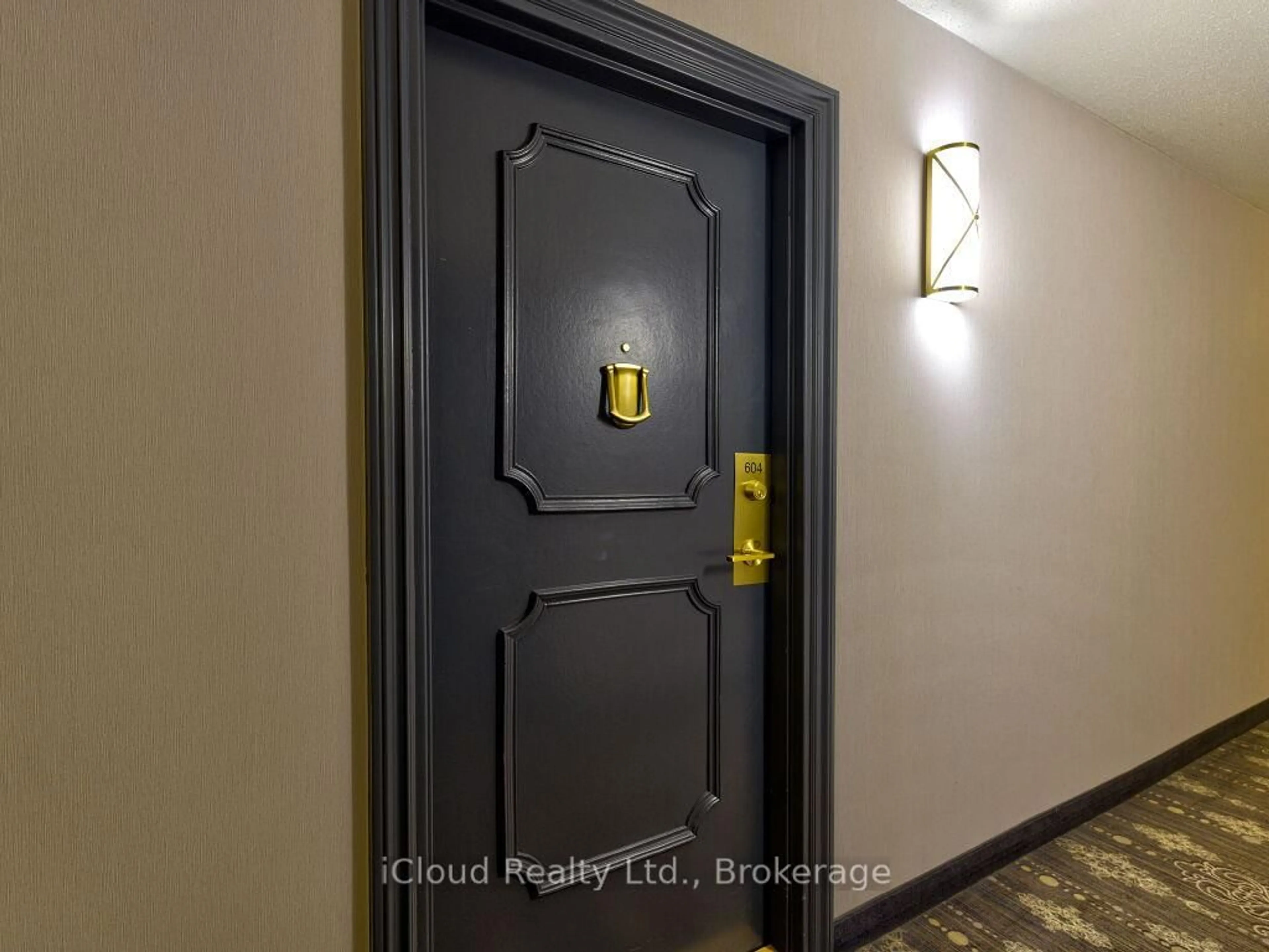 Indoor foyer for 2055 Upper Middle Rd #604, Burlington Ontario L7P 3P4