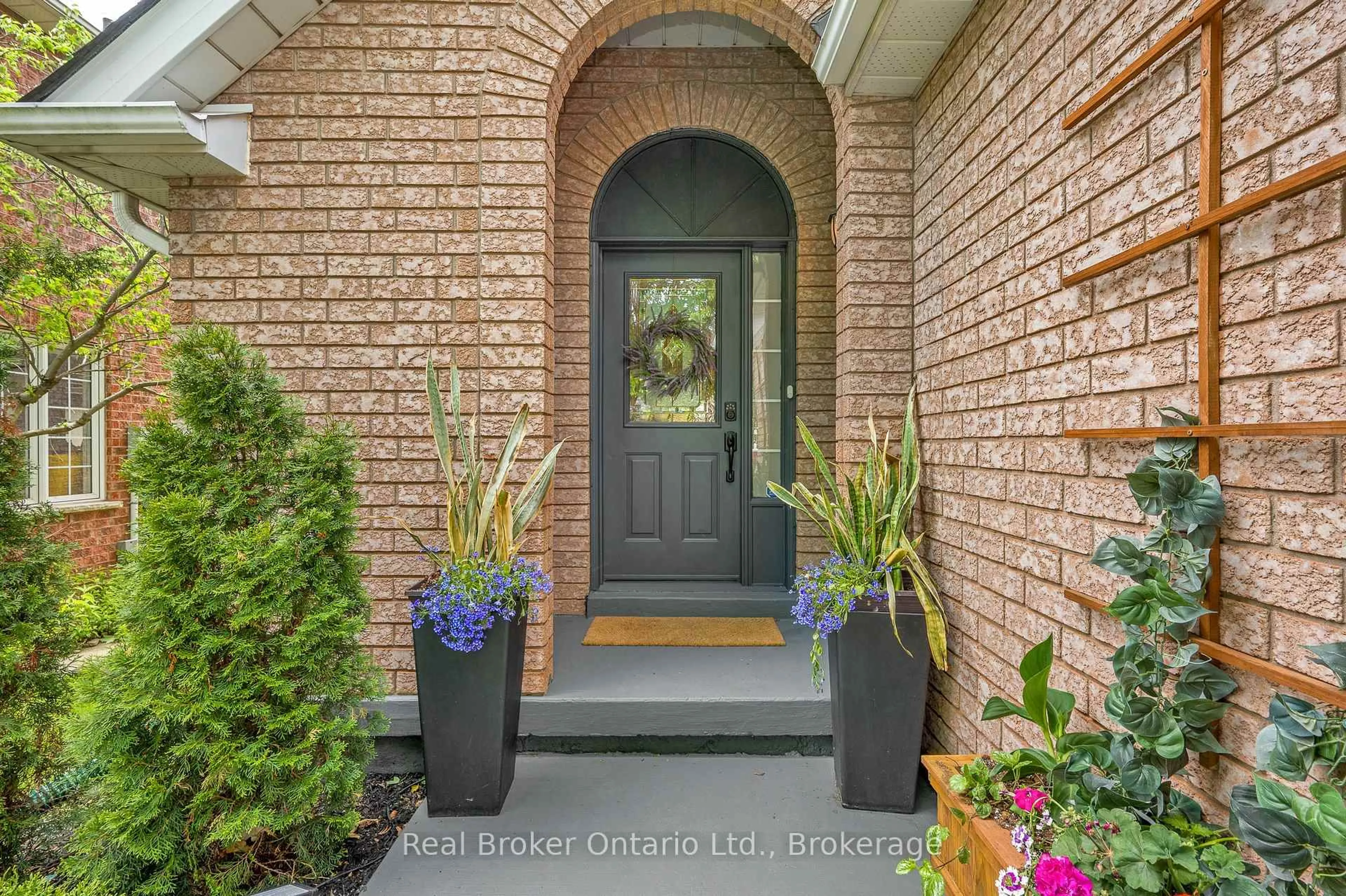 Indoor entryway for 2388 Eden Valley Dr, Oakville Ontario L6H 6K9