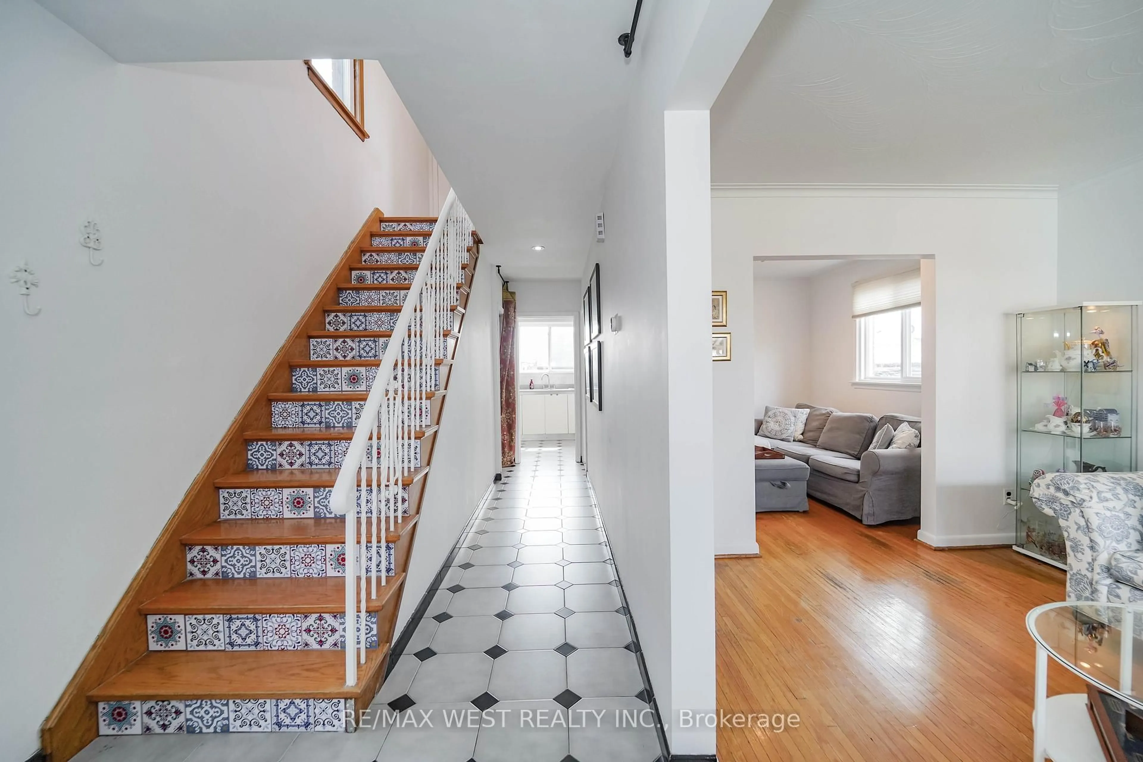 Unknown for 11 Helen Ave, Toronto Ontario M6N 2B4