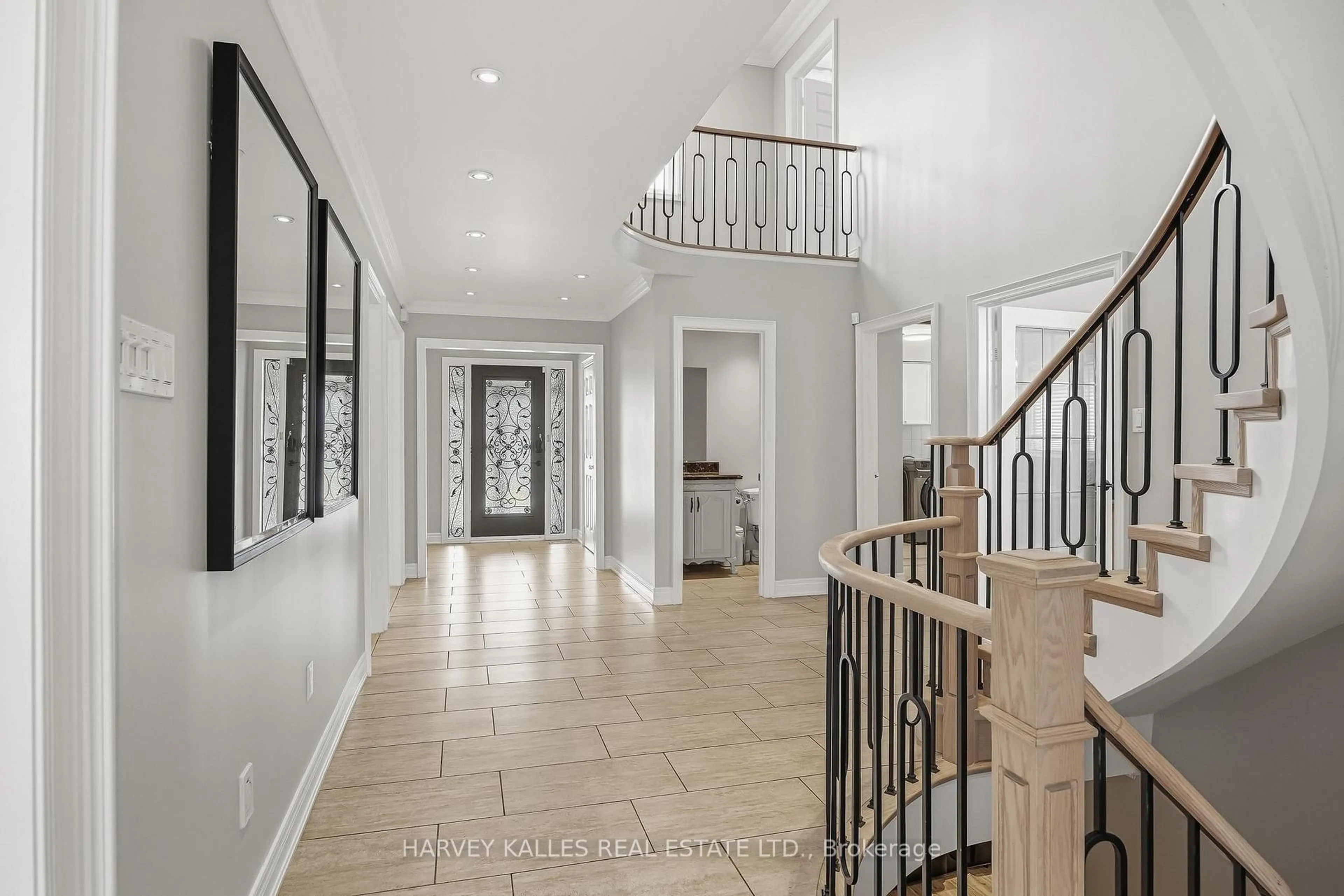 Indoor entryway for 951 White Clover Way, Mississauga Ontario L5V 1E7