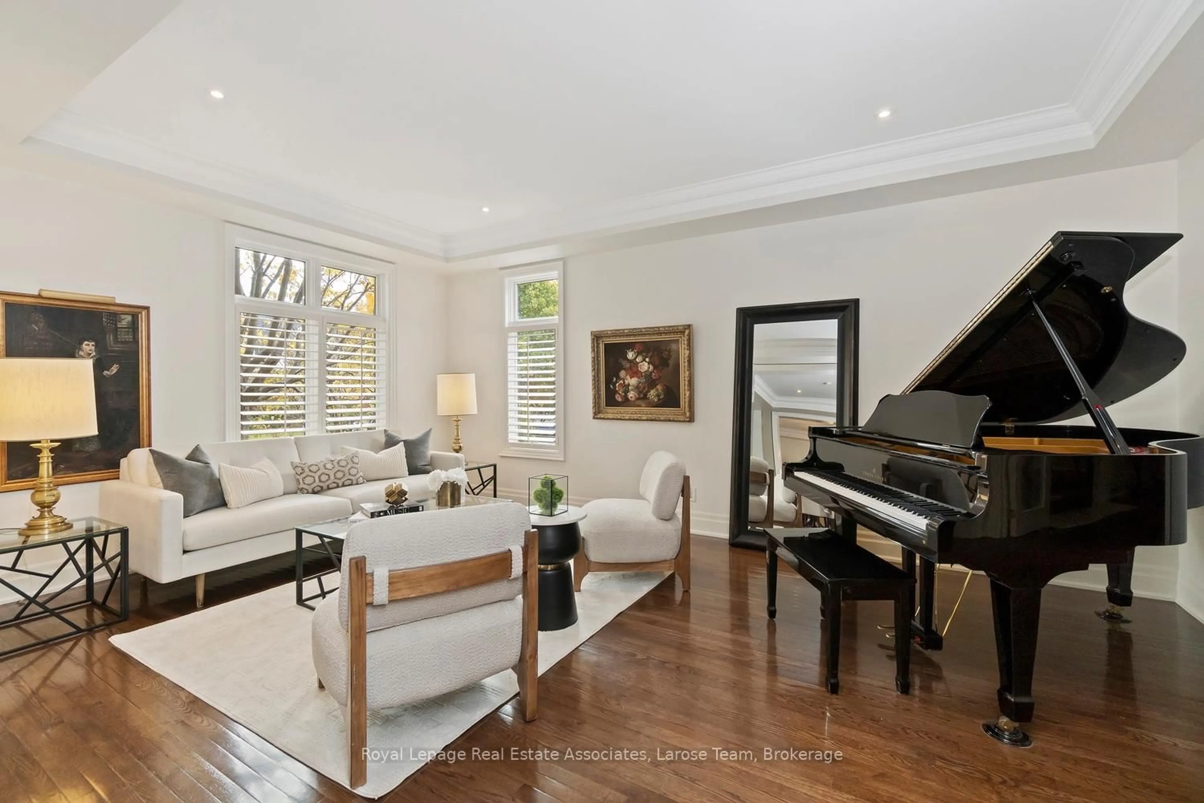 Living room with furniture, unknown for 562 Gladwyne Crt, Mississauga Ontario L5H 4L4