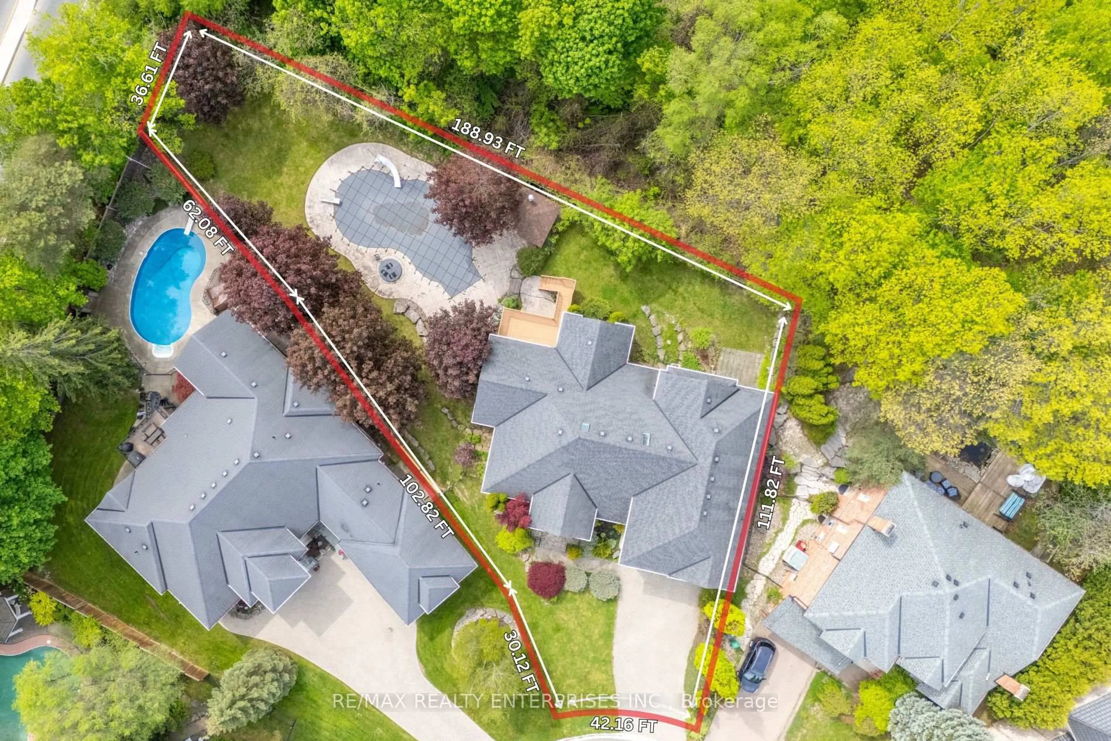 A pic from outside/outdoor area/front of a property/back of a property/a pic from drone, unknown for 1832 Chesbro Crt, Mississauga Ontario L5H 4H2