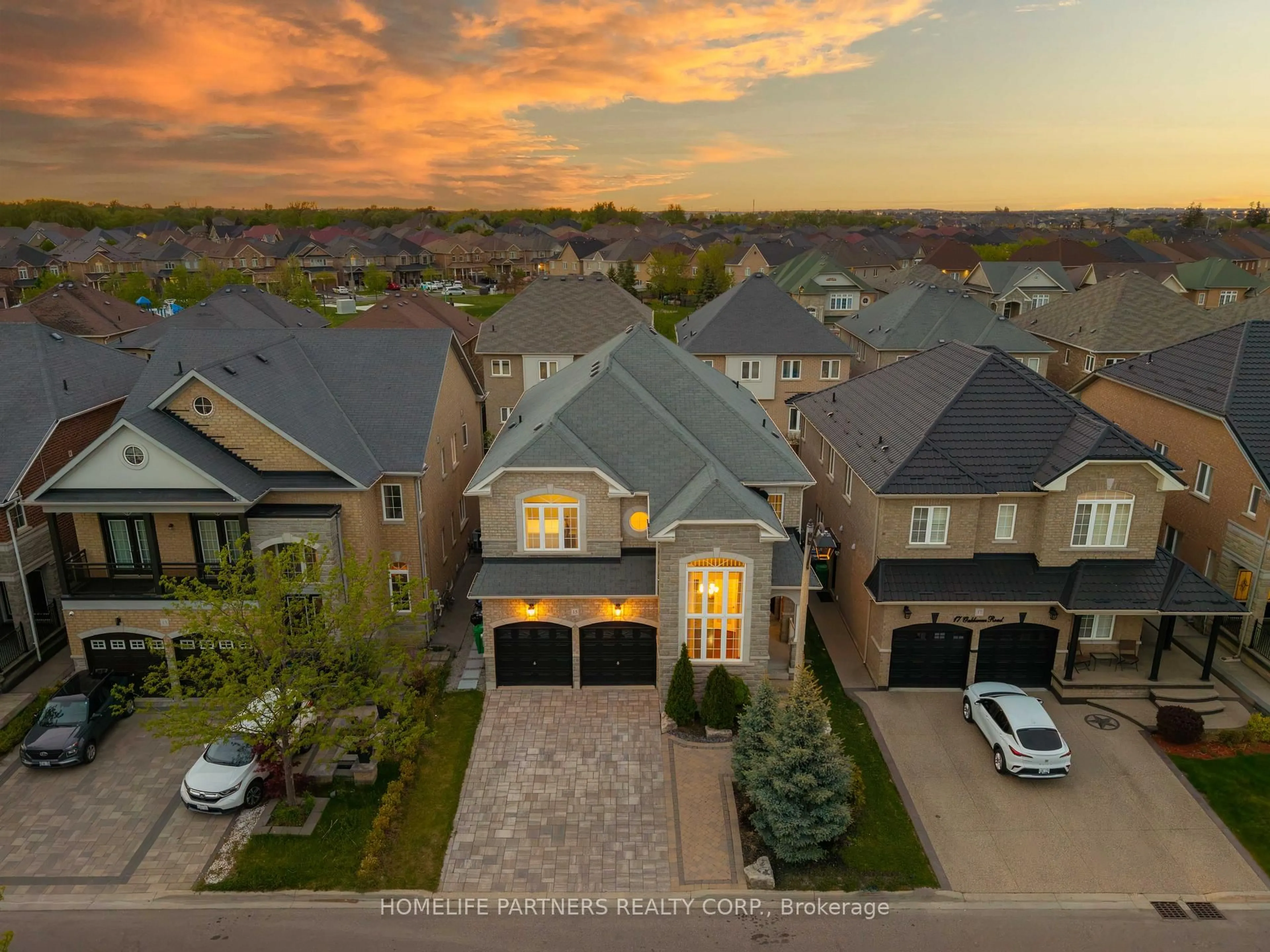 A pic from outside/outdoor area/front of a property/back of a property/a pic from drone, street for 15 Oakhaven Rd, Brampton Ontario L6P 2Y3