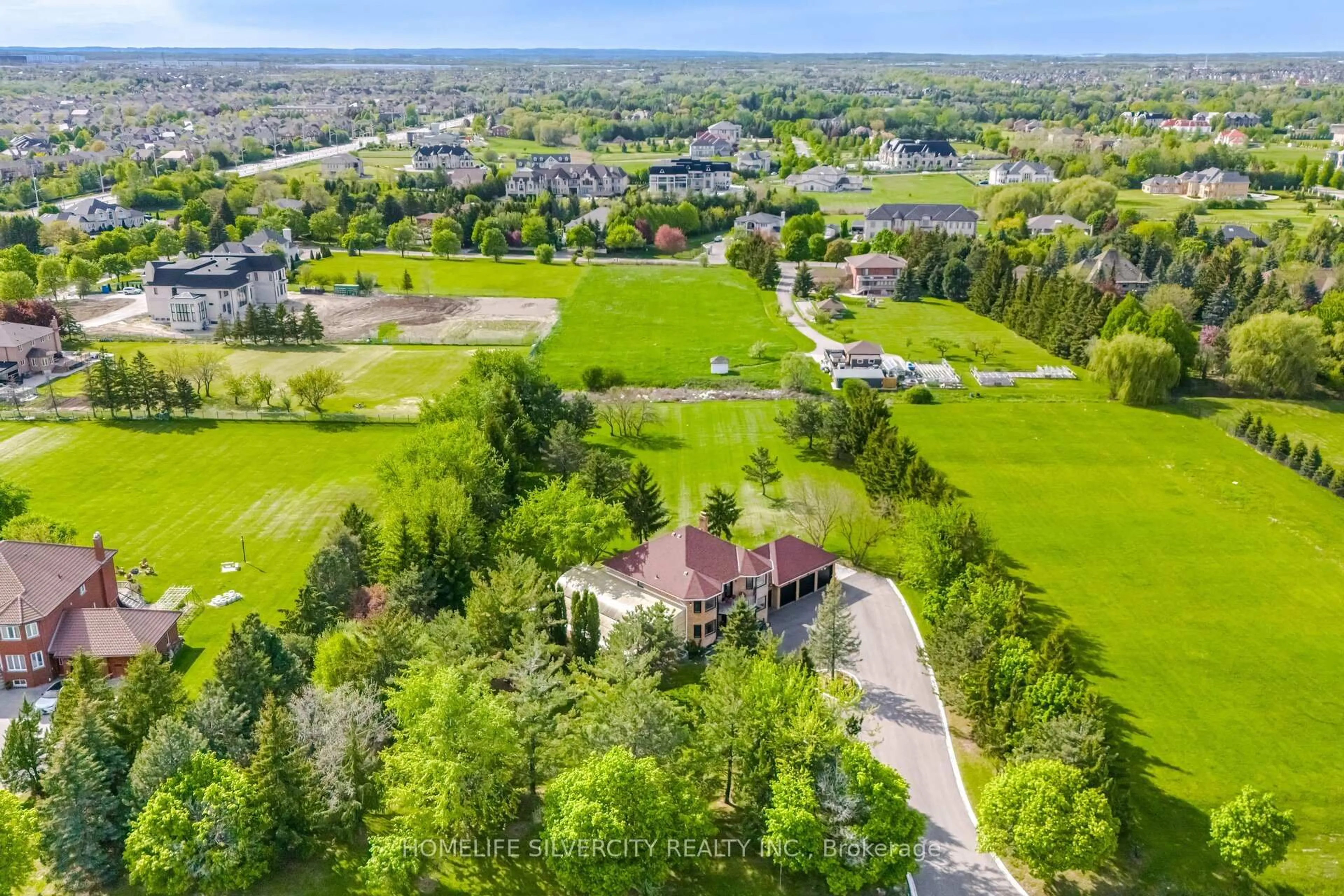 A pic from outside/outdoor area/front of a property/back of a property/a pic from drone, mountain view for 15 Estateview Circ, Brampton Ontario L6P 0R3