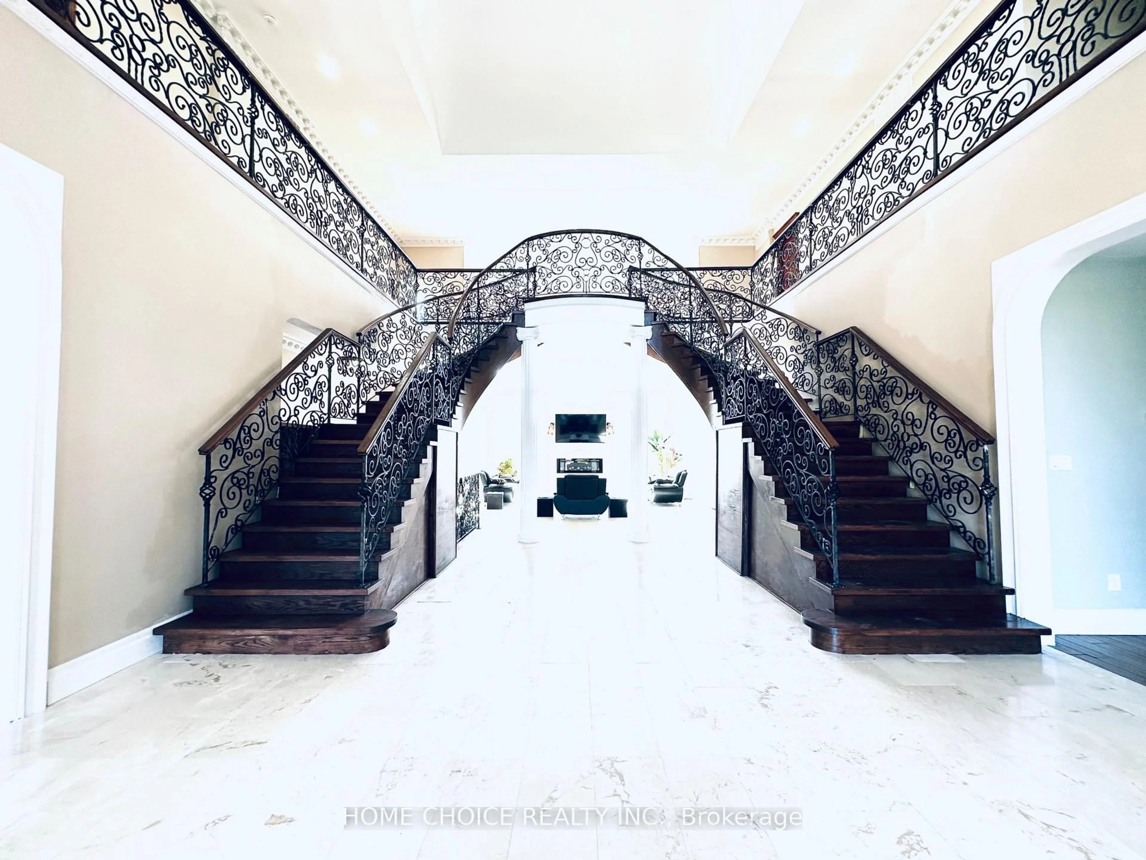 Indoor foyer for 3 Stanley Carberry Dr, Brampton Ontario L6P 0C2