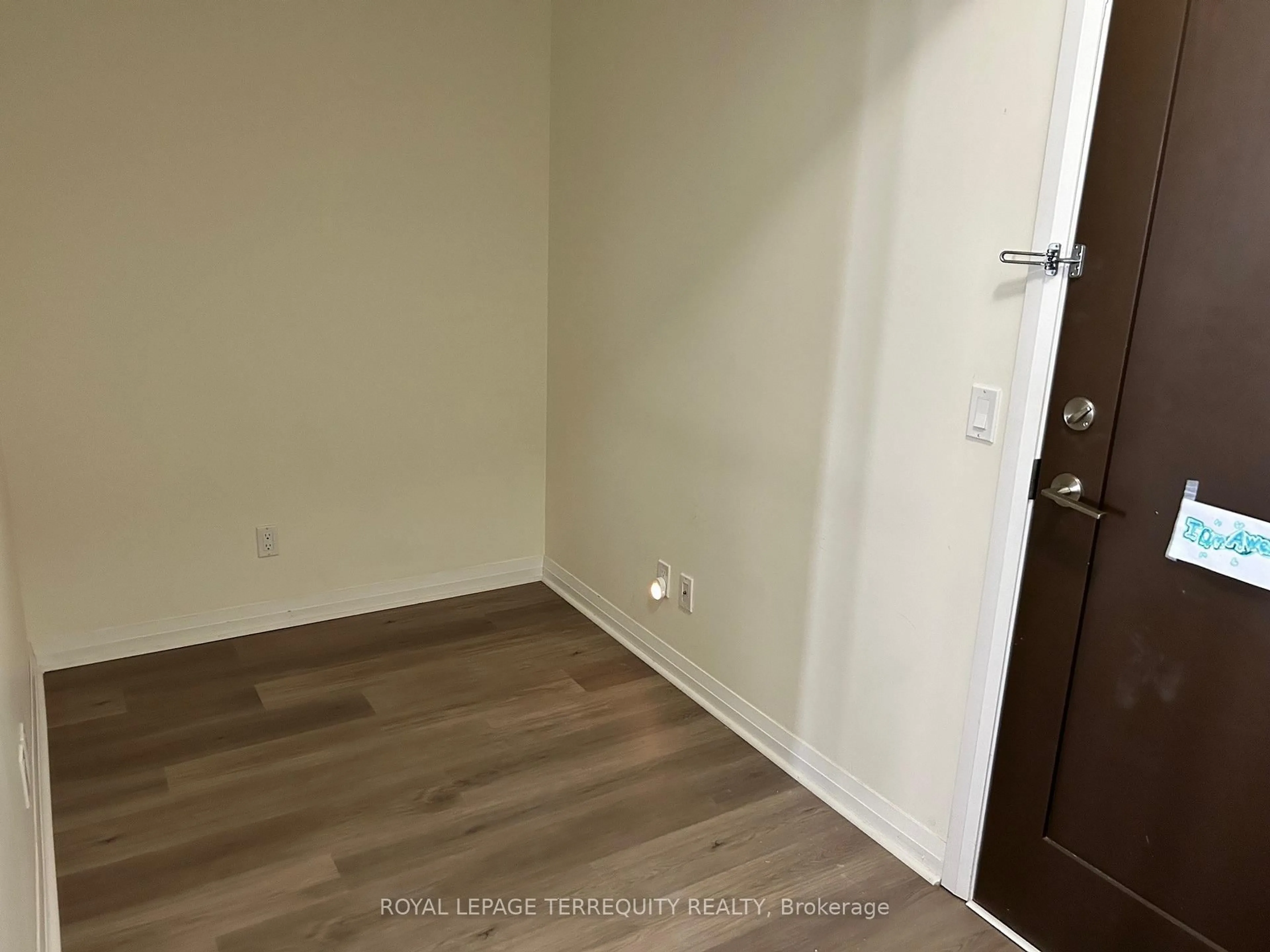 A pic of a room for 75 Eglinton Ave #703, Mississauga Ontario L5R 0E5