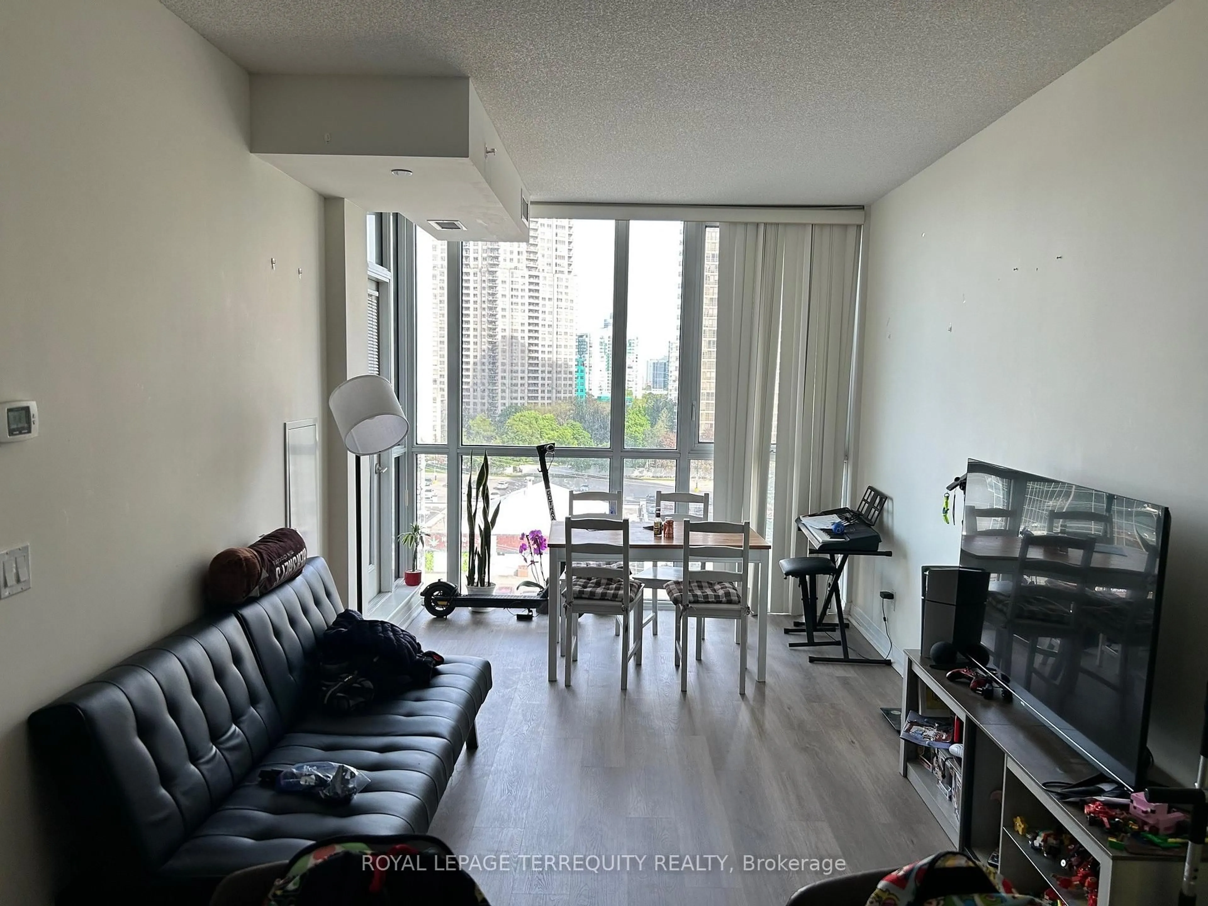 A pic of a room for 75 Eglinton Ave #703, Mississauga Ontario L5R 0E5