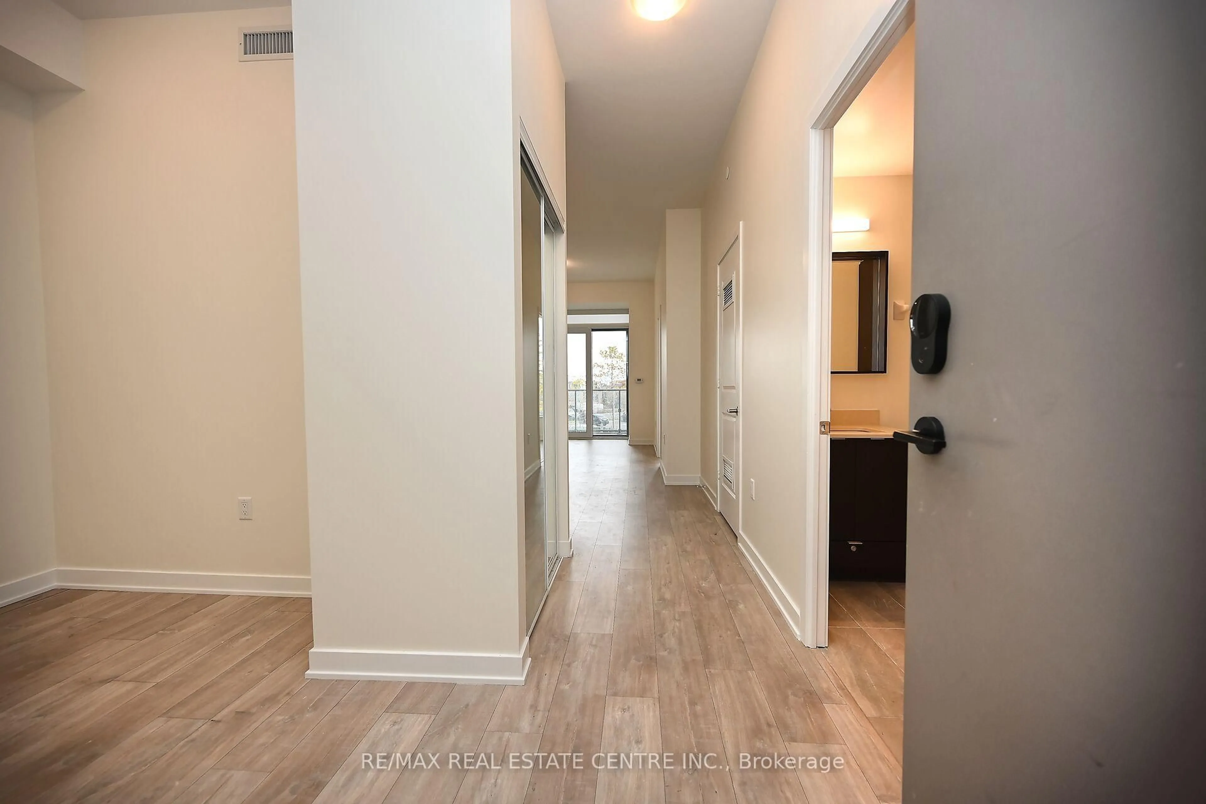 Indoor entryway for 4655 Metcalfe Ave #206, Mississauga Ontario L5M 4N7