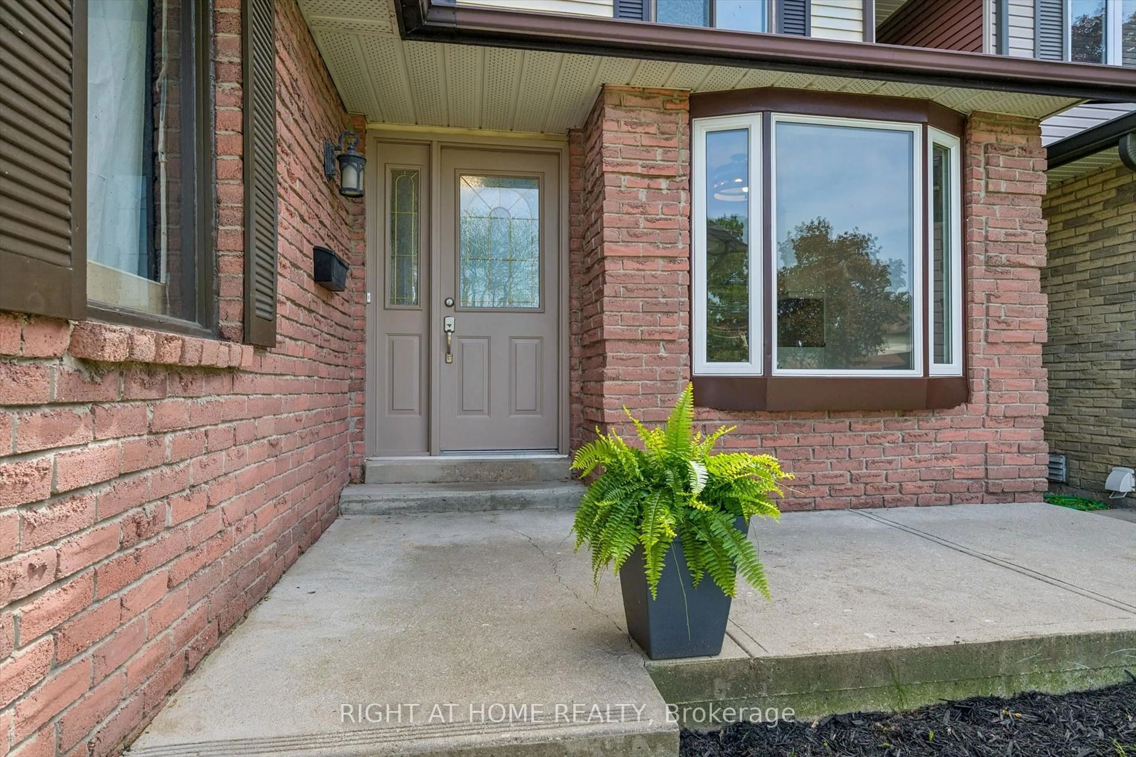 Indoor entryway for 2432 Malcolm Cres, Burlington Ontario L7P 3Y4