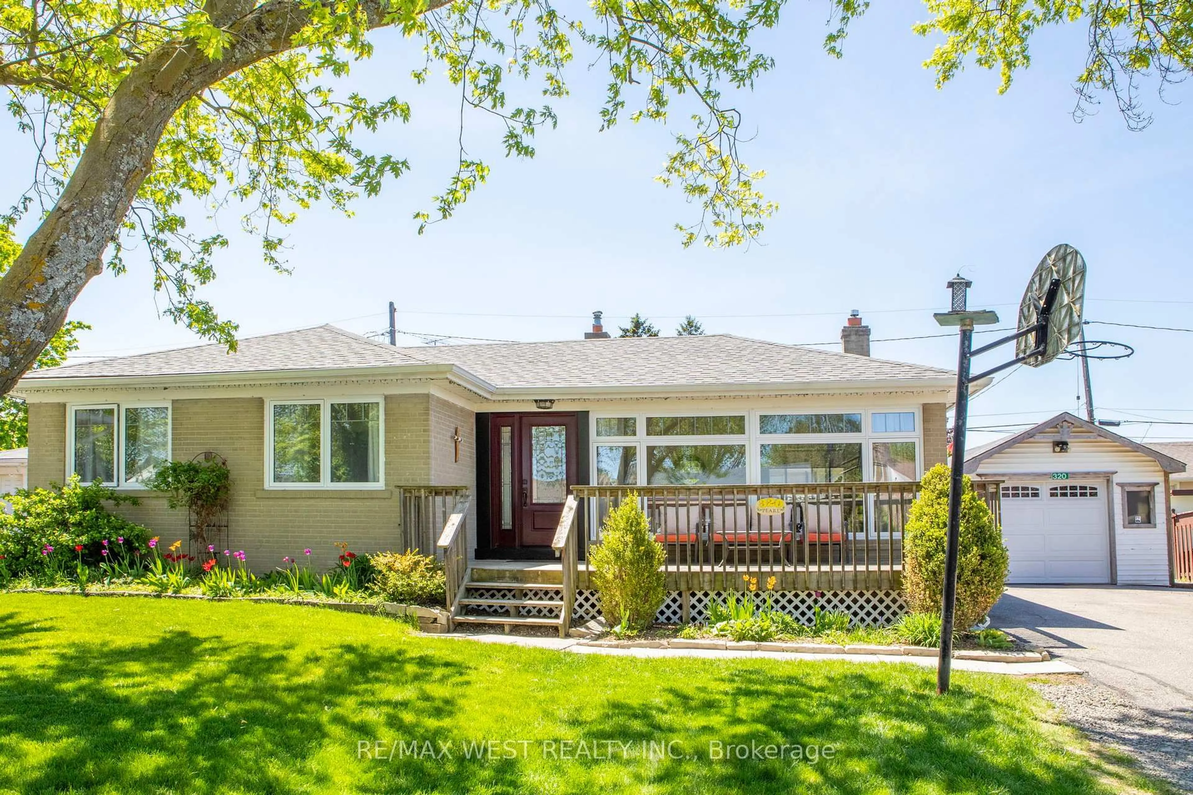 Home with vinyl exterior material, street for 320 Pearl St, Caledon Ontario L7E 4Z2