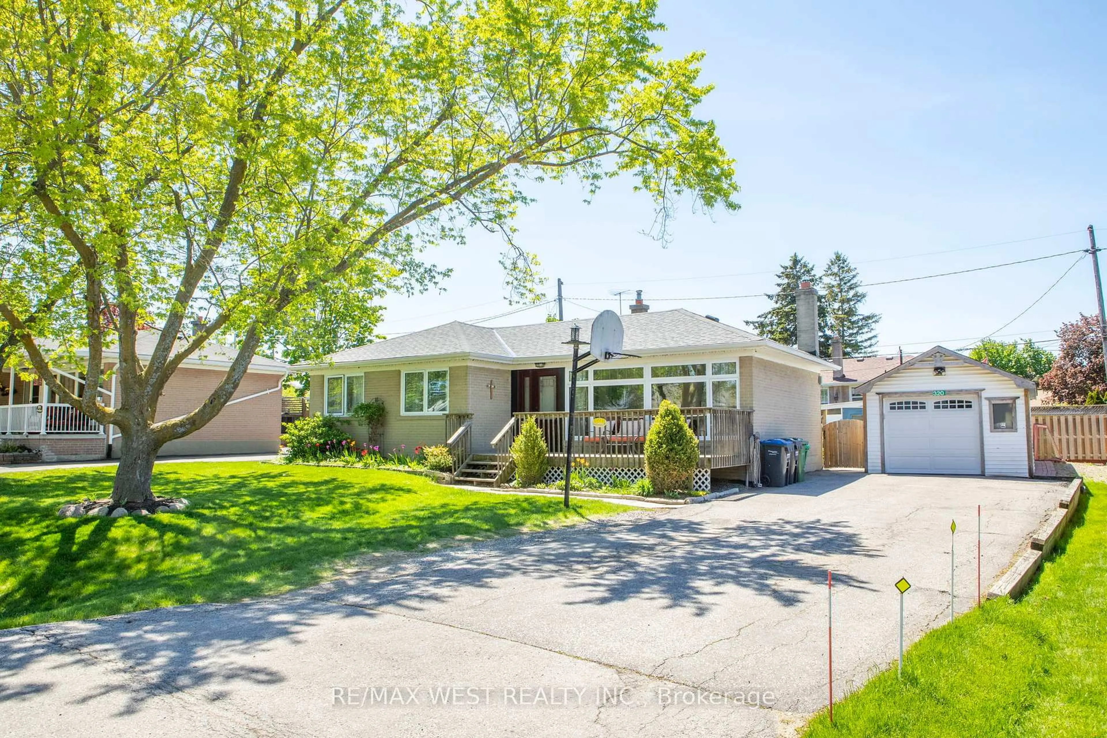 Home with vinyl exterior material, street for 320 Pearl St, Caledon Ontario L7E 4Z2