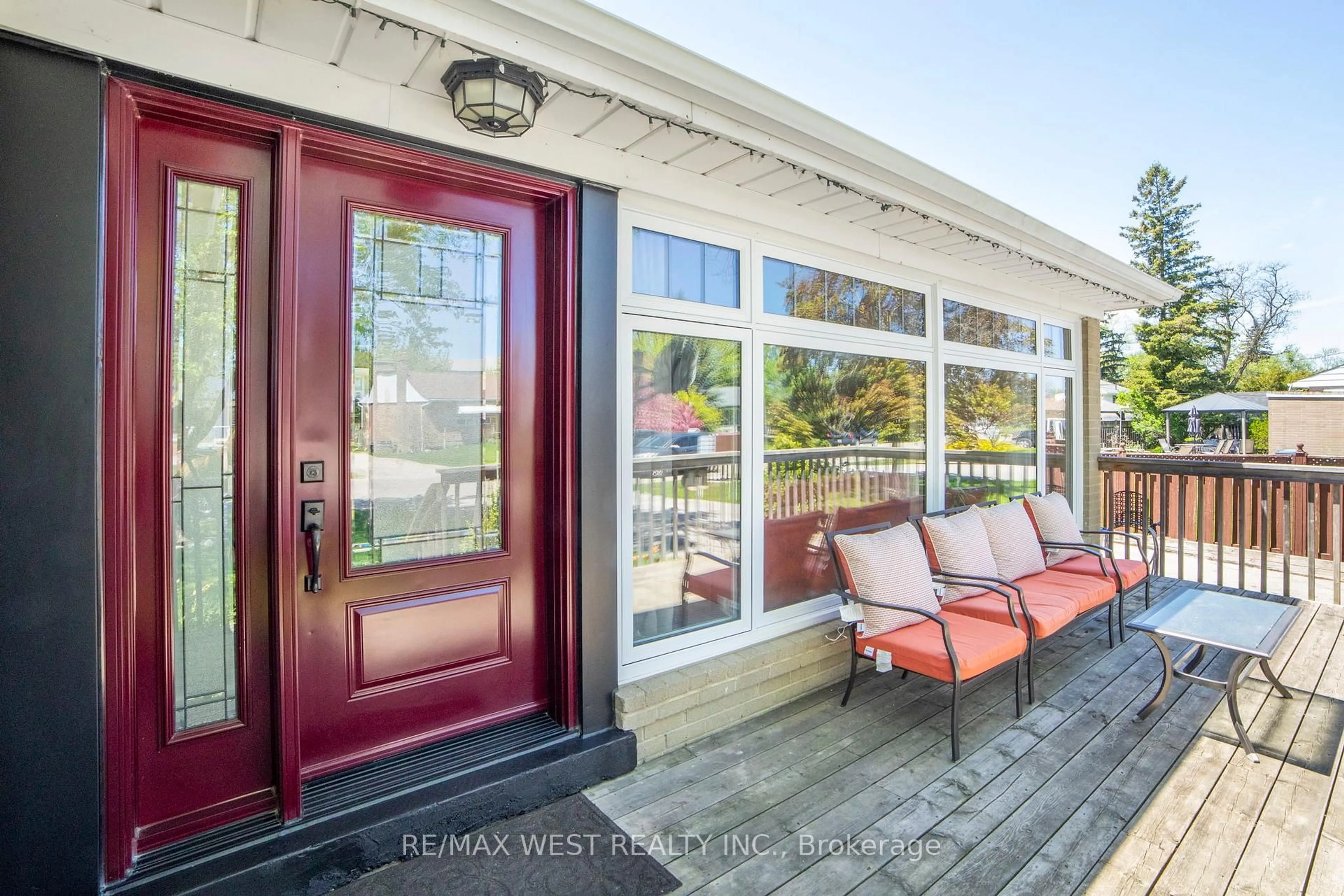 Indoor entryway for 320 Pearl St, Caledon Ontario L7E 4Z2